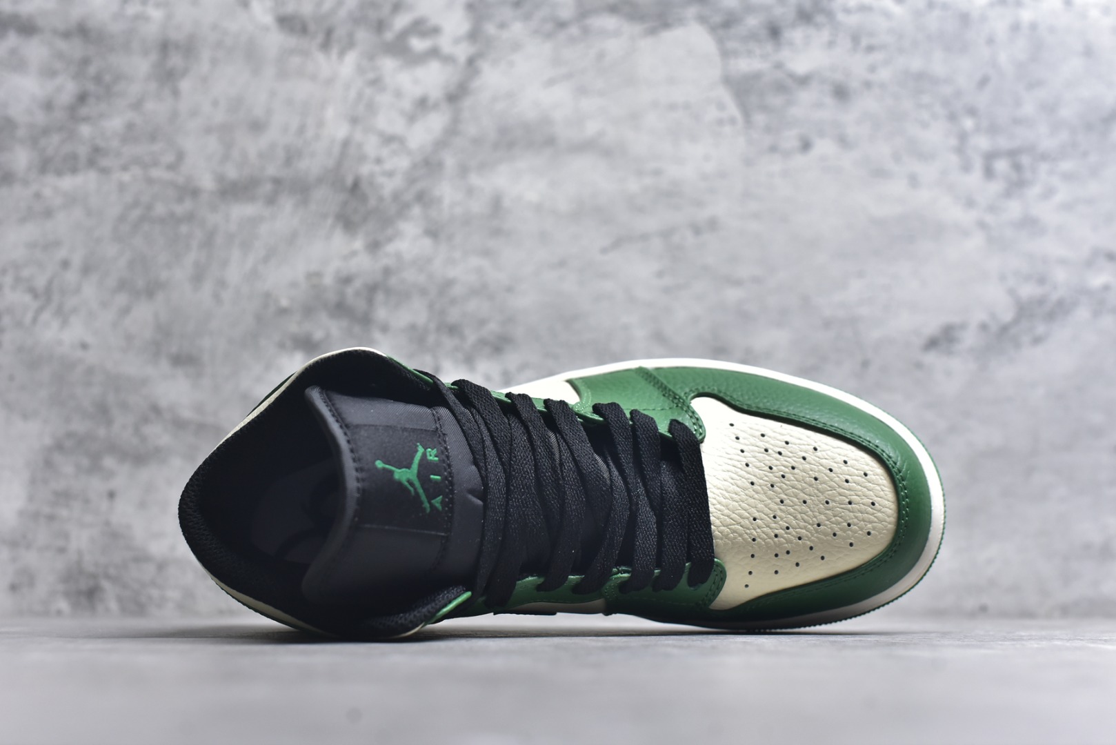 图片[4]-#Air Jordan AJ1 High 高帮全系列 性价比批次 原盒原配 大厂出品 原厂楦头纸板数据开发 鞋型公整不松垮 采购头层皮料冲裁 高整洁度 上脚原汁原味的公司货既视感 原底独立模具 中底四线拉帮完美走线 原模大底咬花 实拍调校N版已经零色差零失真 百分百还原实物色彩所见即所得 不存在货不对板色差等低级问题 选购参考实物拍摄 不混卖不参货 只用心做好货严格选品 承诺混一赔十 尺码：36 36.5 37.5 38 38.5 39 40 40.5 41 42 42.5 43 44 44.5 45-选品中心