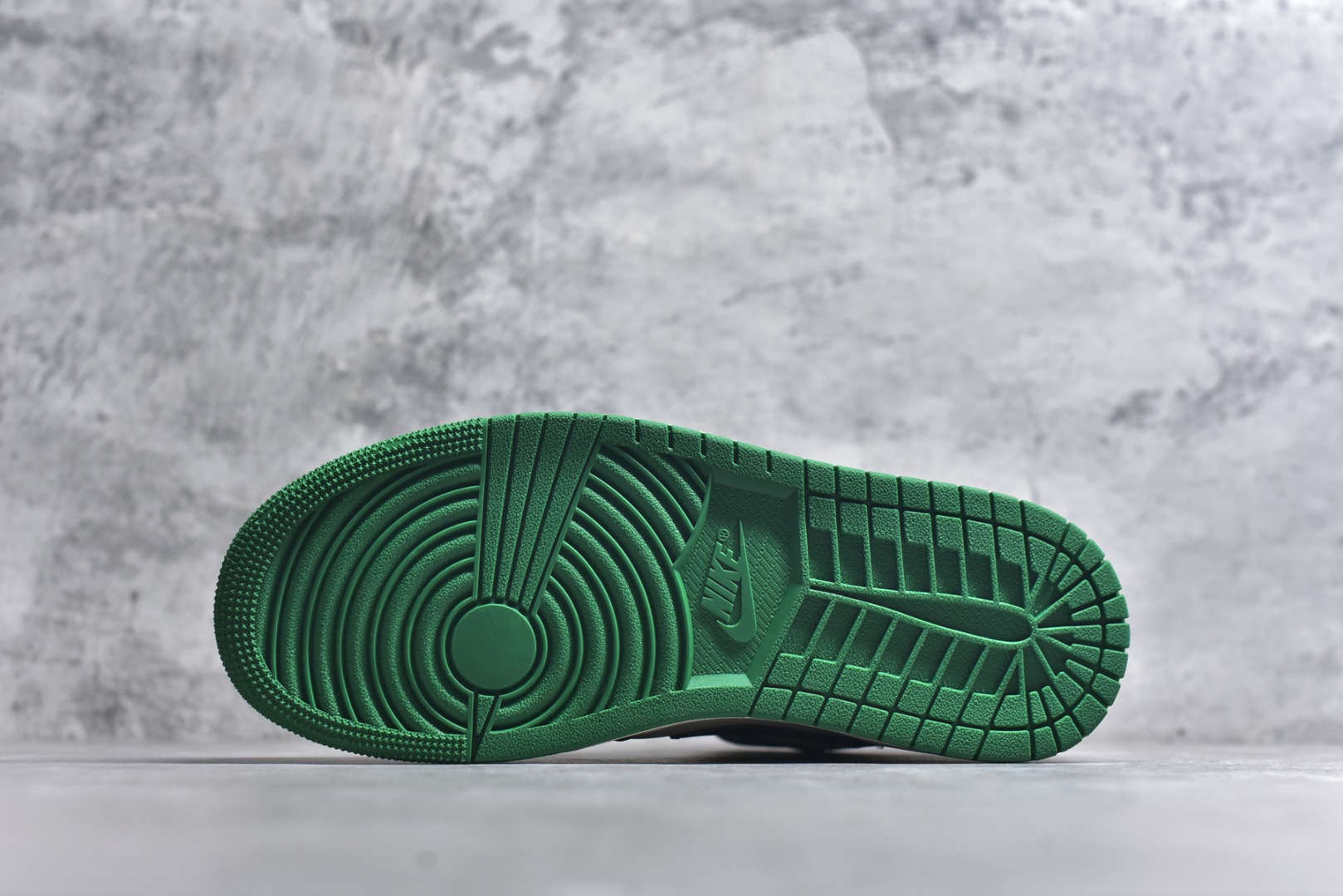 图片[6]-#Air Jordan AJ1 High 高帮全系列 性价比批次 原盒原配 大厂出品 原厂楦头纸板数据开发 鞋型公整不松垮 采购头层皮料冲裁 高整洁度 上脚原汁原味的公司货既视感 原底独立模具 中底四线拉帮完美走线 原模大底咬花 实拍调校N版已经零色差零失真 百分百还原实物色彩所见即所得 不存在货不对板色差等低级问题 选购参考实物拍摄 不混卖不参货 只用心做好货严格选品 承诺混一赔十 尺码：36 36.5 37.5 38 38.5 39 40 40.5 41 42 42.5 43 44 44.5 45-选品中心