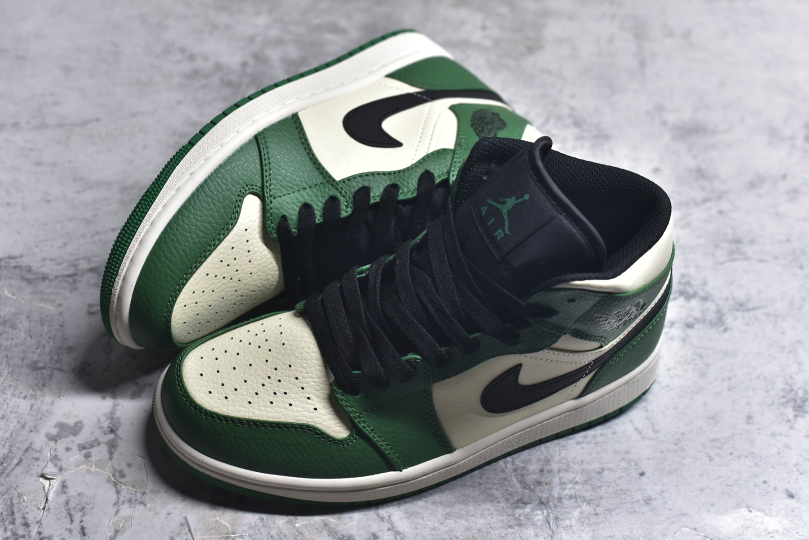 图片[7]-#Air Jordan AJ1 High 高帮全系列 性价比批次 原盒原配 大厂出品 原厂楦头纸板数据开发 鞋型公整不松垮 采购头层皮料冲裁 高整洁度 上脚原汁原味的公司货既视感 原底独立模具 中底四线拉帮完美走线 原模大底咬花 实拍调校N版已经零色差零失真 百分百还原实物色彩所见即所得 不存在货不对板色差等低级问题 选购参考实物拍摄 不混卖不参货 只用心做好货严格选品 承诺混一赔十 尺码：36 36.5 37.5 38 38.5 39 40 40.5 41 42 42.5 43 44 44.5 45-选品中心