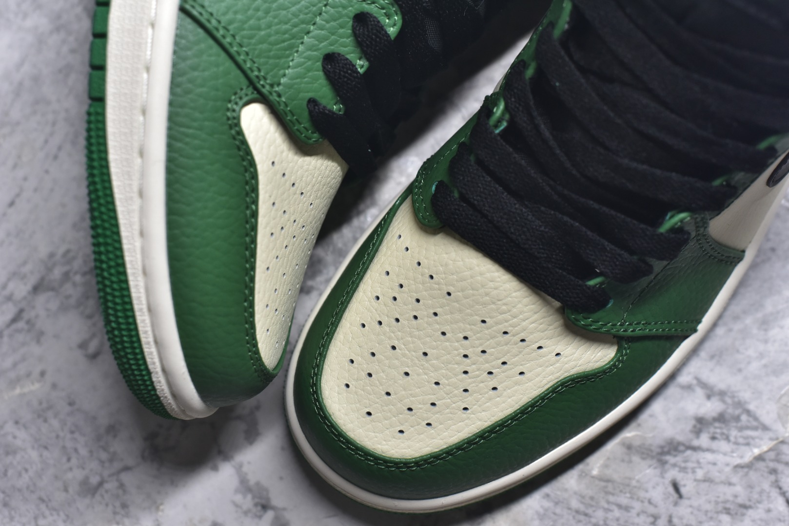 图片[8]-#Air Jordan AJ1 High 高帮全系列 性价比批次 原盒原配 大厂出品 原厂楦头纸板数据开发 鞋型公整不松垮 采购头层皮料冲裁 高整洁度 上脚原汁原味的公司货既视感 原底独立模具 中底四线拉帮完美走线 原模大底咬花 实拍调校N版已经零色差零失真 百分百还原实物色彩所见即所得 不存在货不对板色差等低级问题 选购参考实物拍摄 不混卖不参货 只用心做好货严格选品 承诺混一赔十 尺码：36 36.5 37.5 38 38.5 39 40 40.5 41 42 42.5 43 44 44.5 45-选品中心