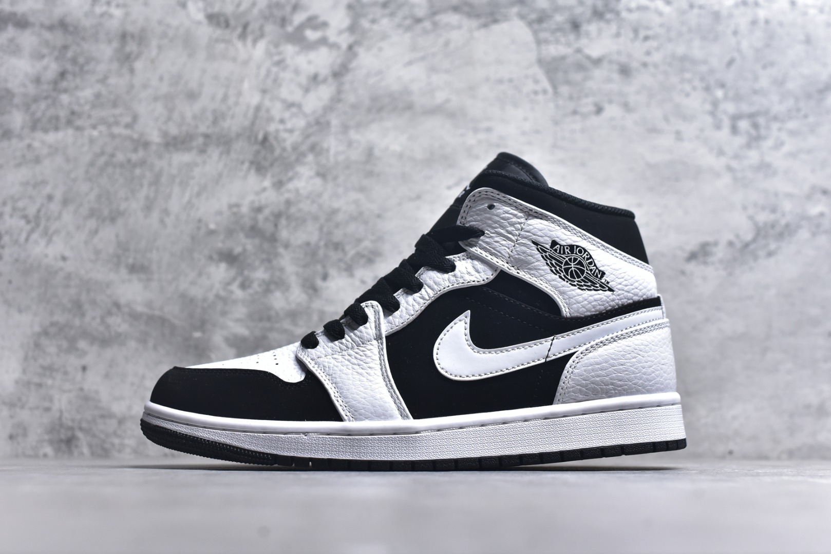 #Air Jordan AJ1 High 高帮全系列 性价比批次 原盒原配 大厂出品 原厂楦头纸板数据开发 鞋型公整不松垮 采购头层皮料冲裁 高整洁度 上脚原汁原味的公司货既视感 原底独立模具 中底四线拉帮完美走线 原模大底咬花 实拍调校N版已经零色差零失真 百分百还原实物色彩所见即所得 不存在货不对板色差等低级问题 选购参考实物拍摄 不混卖不参货 只用心做好货严格选品 承诺混一赔十 尺码：36 36.5 37.5 38 38.5 39 40 40.5 41 42 42.5 43 44 44.5 45-选品中心