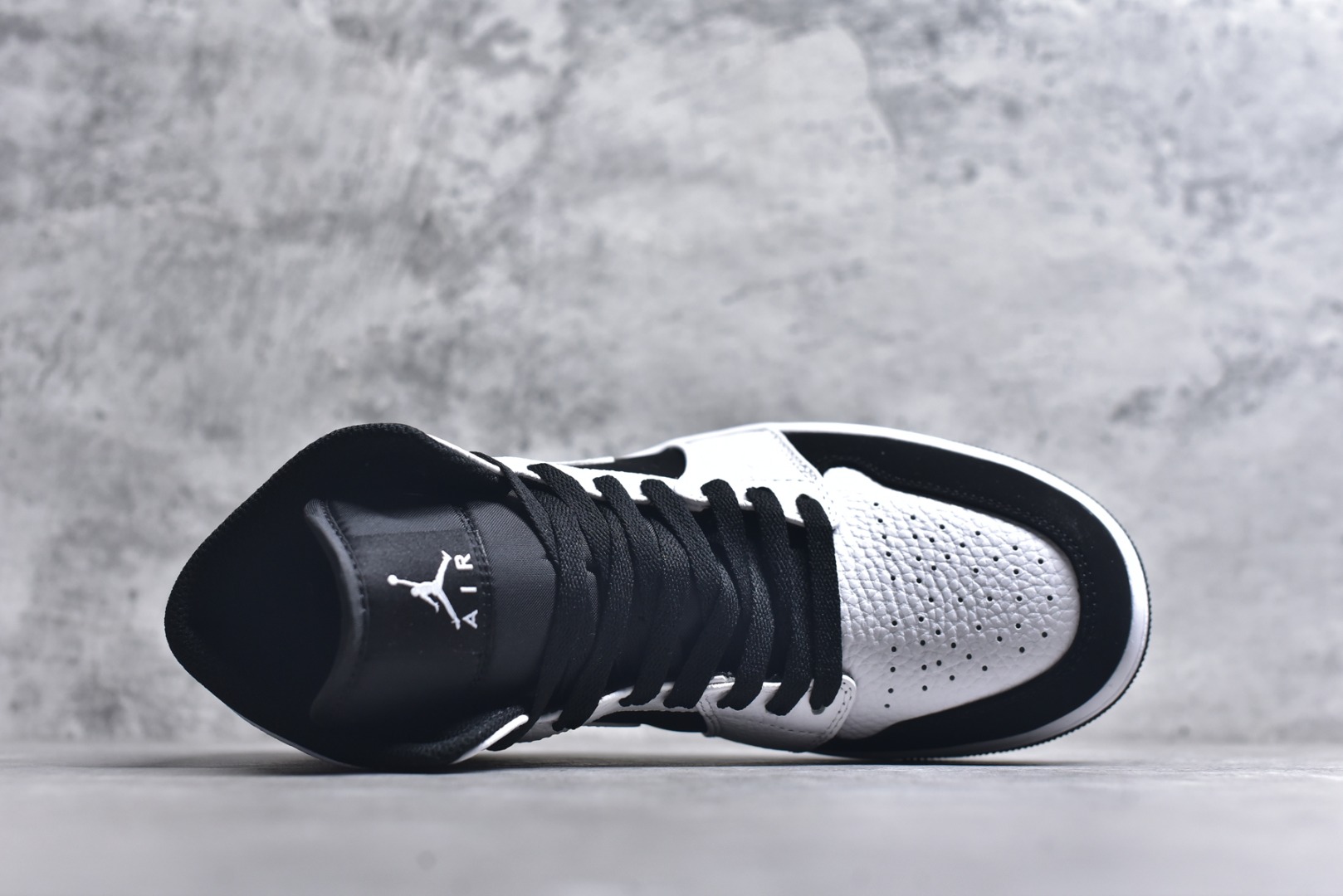 图片[4]-#Air Jordan AJ1 High 高帮全系列 性价比批次 原盒原配 大厂出品 原厂楦头纸板数据开发 鞋型公整不松垮 采购头层皮料冲裁 高整洁度 上脚原汁原味的公司货既视感 原底独立模具 中底四线拉帮完美走线 原模大底咬花 实拍调校N版已经零色差零失真 百分百还原实物色彩所见即所得 不存在货不对板色差等低级问题 选购参考实物拍摄 不混卖不参货 只用心做好货严格选品 承诺混一赔十 尺码：36 36.5 37.5 38 38.5 39 40 40.5 41 42 42.5 43 44 44.5 45-选品中心