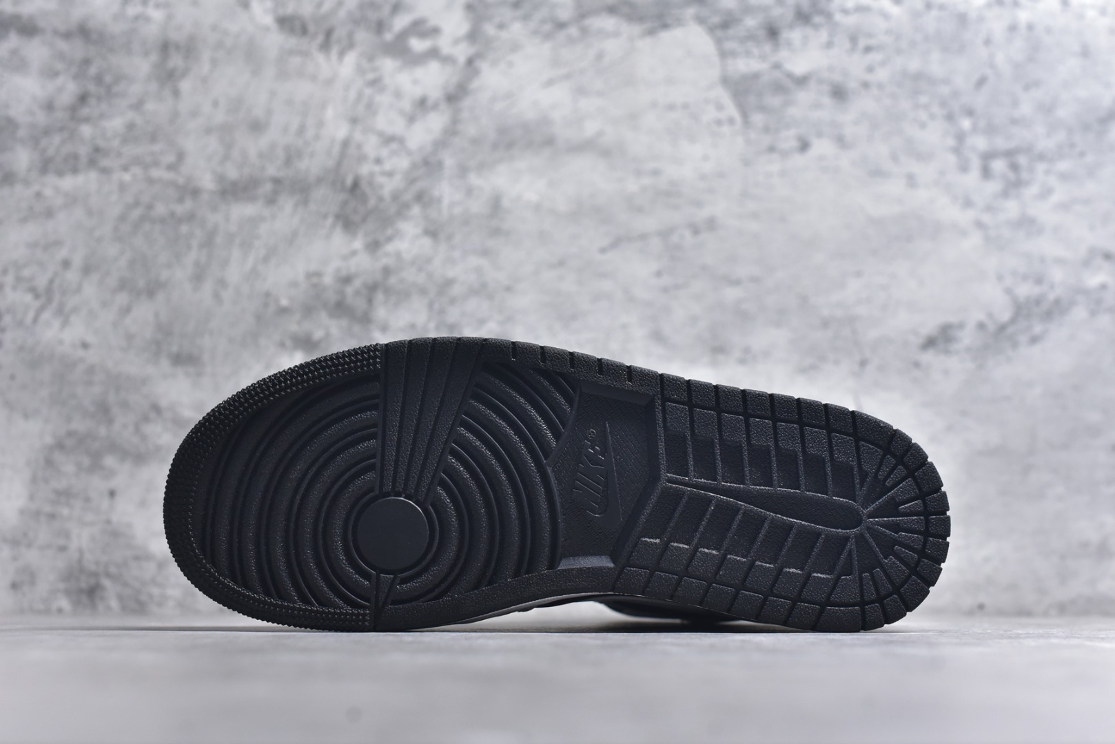 图片[6]-#Air Jordan AJ1 High 高帮全系列 性价比批次 原盒原配 大厂出品 原厂楦头纸板数据开发 鞋型公整不松垮 采购头层皮料冲裁 高整洁度 上脚原汁原味的公司货既视感 原底独立模具 中底四线拉帮完美走线 原模大底咬花 实拍调校N版已经零色差零失真 百分百还原实物色彩所见即所得 不存在货不对板色差等低级问题 选购参考实物拍摄 不混卖不参货 只用心做好货严格选品 承诺混一赔十 尺码：36 36.5 37.5 38 38.5 39 40 40.5 41 42 42.5 43 44 44.5 45-选品中心