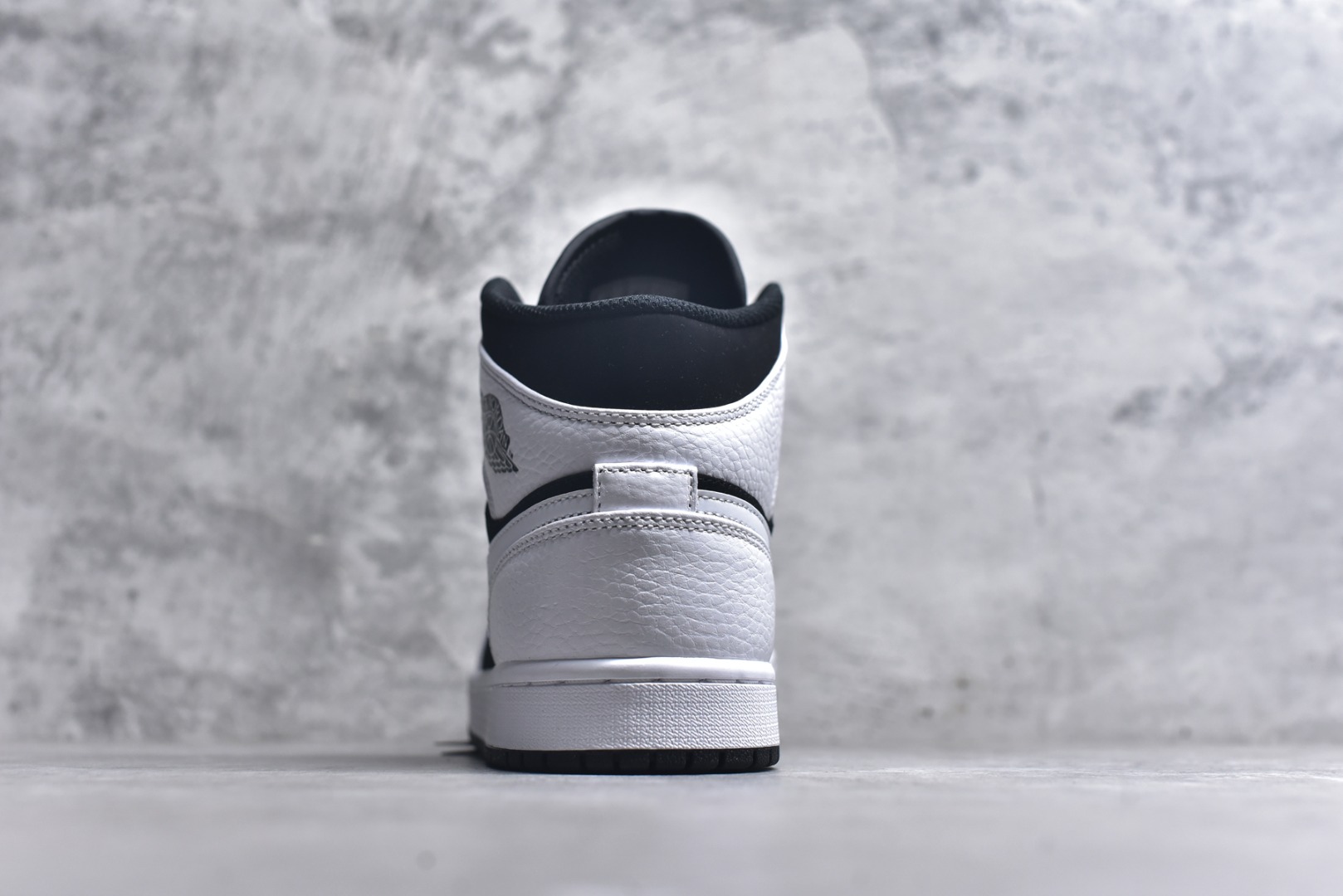 图片[5]-#Air Jordan AJ1 High 高帮全系列 性价比批次 原盒原配 大厂出品 原厂楦头纸板数据开发 鞋型公整不松垮 采购头层皮料冲裁 高整洁度 上脚原汁原味的公司货既视感 原底独立模具 中底四线拉帮完美走线 原模大底咬花 实拍调校N版已经零色差零失真 百分百还原实物色彩所见即所得 不存在货不对板色差等低级问题 选购参考实物拍摄 不混卖不参货 只用心做好货严格选品 承诺混一赔十 尺码：36 36.5 37.5 38 38.5 39 40 40.5 41 42 42.5 43 44 44.5 45-选品中心