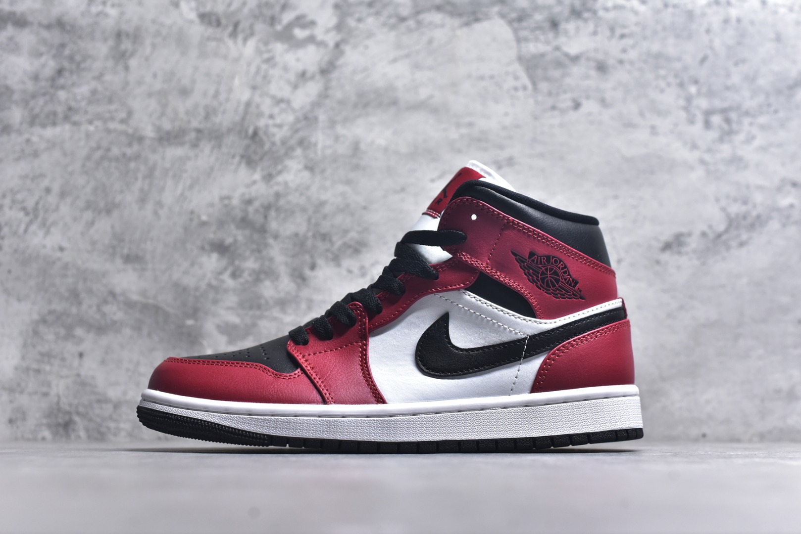 #Air Jordan AJ1 High 高帮全系列 性价比批次 原盒原配 大厂出品 原厂楦头纸板数据开发 鞋型公整不松垮 采购头层皮料冲裁 高整洁度 上脚原汁原味的公司货既视感 原底独立模具 中底四线拉帮完美走线 原模大底咬花 实拍调校N版已经零色差零失真 百分百还原实物色彩所见即所得 不存在货不对板色差等低级问题 选购参考实物拍摄 不混卖不参货 只用心做好货严格选品 承诺混一赔十 尺码：36 36.5 37.5 38 38.5 39 40 40.5 41 42 42.5 43 44 44.5 45-选品中心
