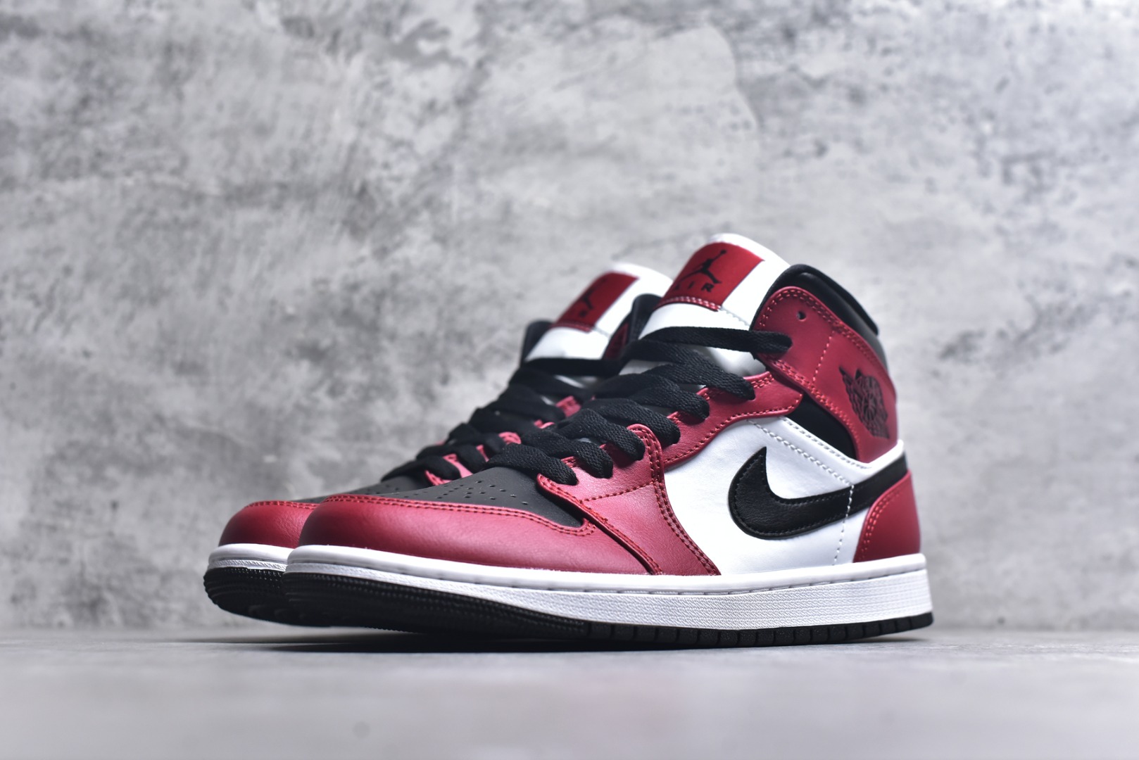 图片[2]-#Air Jordan AJ1 High 高帮全系列 性价比批次 原盒原配 大厂出品 原厂楦头纸板数据开发 鞋型公整不松垮 采购头层皮料冲裁 高整洁度 上脚原汁原味的公司货既视感 原底独立模具 中底四线拉帮完美走线 原模大底咬花 实拍调校N版已经零色差零失真 百分百还原实物色彩所见即所得 不存在货不对板色差等低级问题 选购参考实物拍摄 不混卖不参货 只用心做好货严格选品 承诺混一赔十 尺码：36 36.5 37.5 38 38.5 39 40 40.5 41 42 42.5 43 44 44.5 45-选品中心