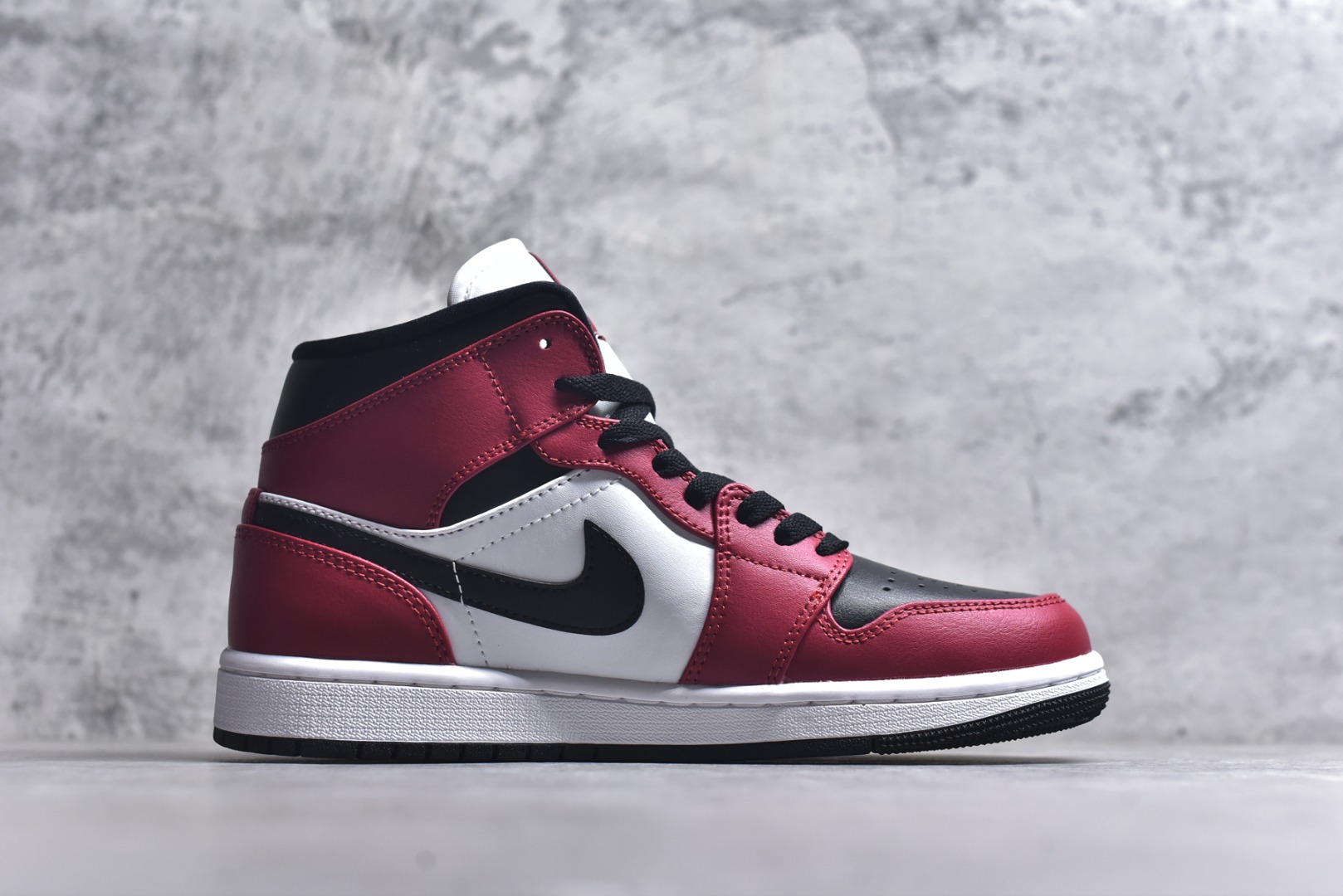 图片[3]-#Air Jordan AJ1 High 高帮全系列 性价比批次 原盒原配 大厂出品 原厂楦头纸板数据开发 鞋型公整不松垮 采购头层皮料冲裁 高整洁度 上脚原汁原味的公司货既视感 原底独立模具 中底四线拉帮完美走线 原模大底咬花 实拍调校N版已经零色差零失真 百分百还原实物色彩所见即所得 不存在货不对板色差等低级问题 选购参考实物拍摄 不混卖不参货 只用心做好货严格选品 承诺混一赔十 尺码：36 36.5 37.5 38 38.5 39 40 40.5 41 42 42.5 43 44 44.5 45-选品中心