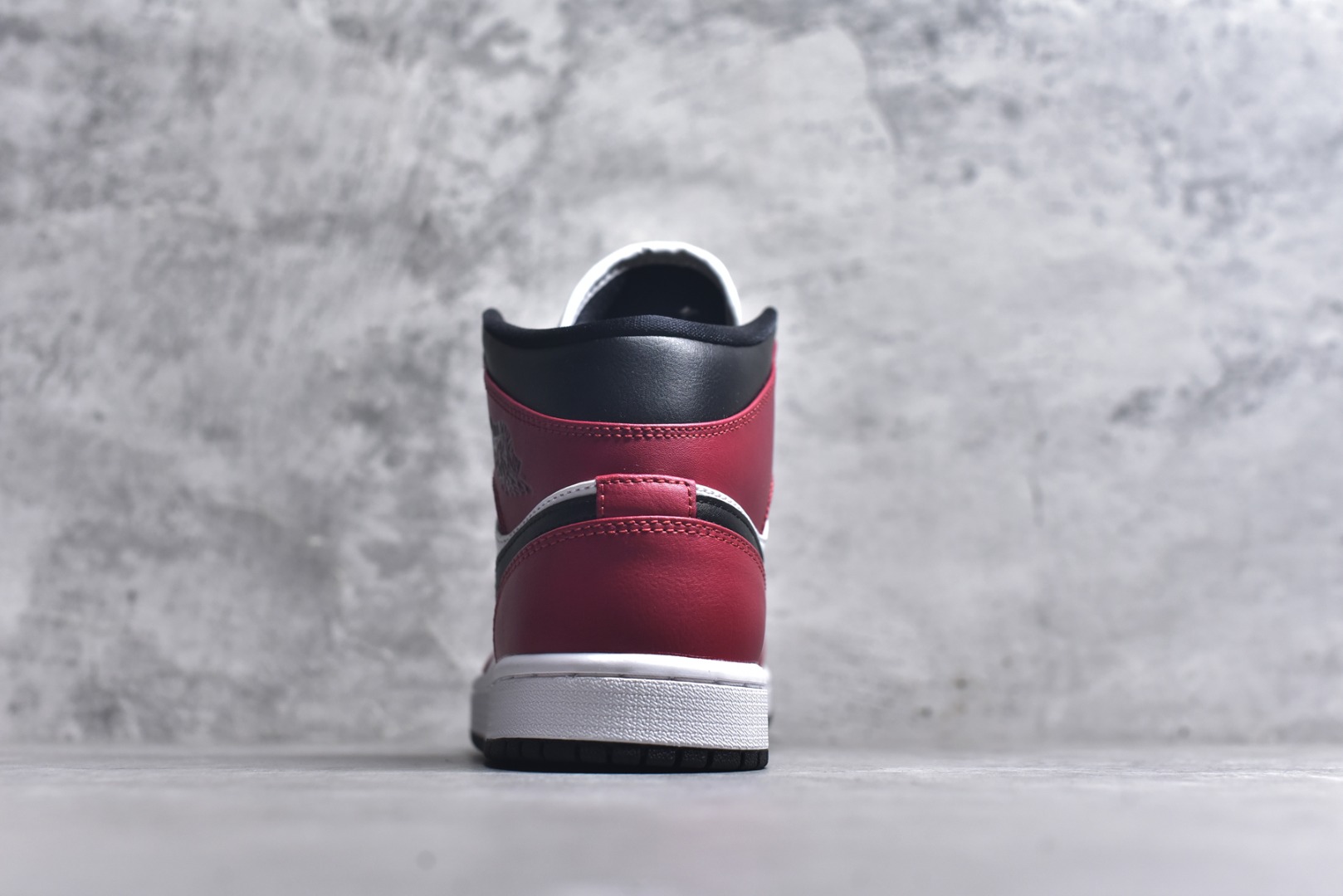 图片[5]-#Air Jordan AJ1 High 高帮全系列 性价比批次 原盒原配 大厂出品 原厂楦头纸板数据开发 鞋型公整不松垮 采购头层皮料冲裁 高整洁度 上脚原汁原味的公司货既视感 原底独立模具 中底四线拉帮完美走线 原模大底咬花 实拍调校N版已经零色差零失真 百分百还原实物色彩所见即所得 不存在货不对板色差等低级问题 选购参考实物拍摄 不混卖不参货 只用心做好货严格选品 承诺混一赔十 尺码：36 36.5 37.5 38 38.5 39 40 40.5 41 42 42.5 43 44 44.5 45-选品中心