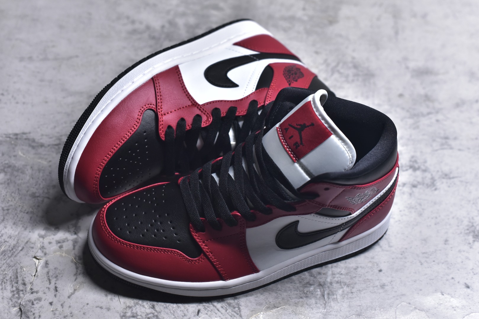 图片[7]-#Air Jordan AJ1 High 高帮全系列 性价比批次 原盒原配 大厂出品 原厂楦头纸板数据开发 鞋型公整不松垮 采购头层皮料冲裁 高整洁度 上脚原汁原味的公司货既视感 原底独立模具 中底四线拉帮完美走线 原模大底咬花 实拍调校N版已经零色差零失真 百分百还原实物色彩所见即所得 不存在货不对板色差等低级问题 选购参考实物拍摄 不混卖不参货 只用心做好货严格选品 承诺混一赔十 尺码：36 36.5 37.5 38 38.5 39 40 40.5 41 42 42.5 43 44 44.5 45-选品中心