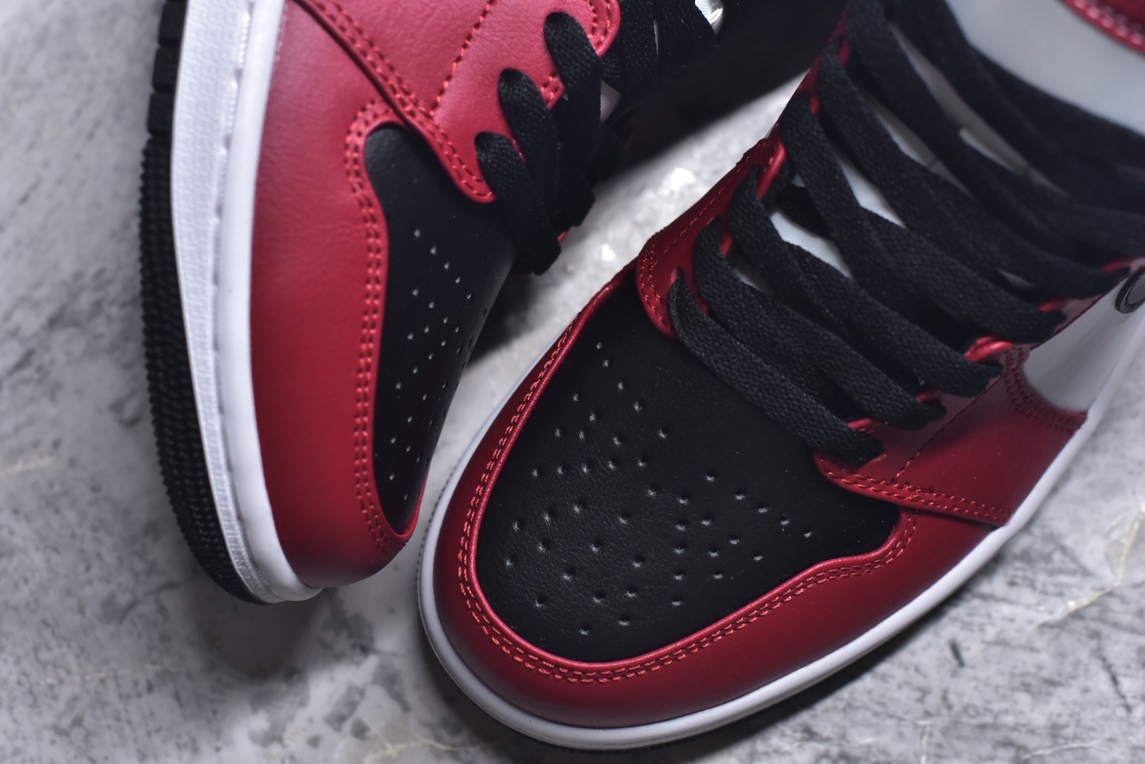 图片[8]-#Air Jordan AJ1 High 高帮全系列 性价比批次 原盒原配 大厂出品 原厂楦头纸板数据开发 鞋型公整不松垮 采购头层皮料冲裁 高整洁度 上脚原汁原味的公司货既视感 原底独立模具 中底四线拉帮完美走线 原模大底咬花 实拍调校N版已经零色差零失真 百分百还原实物色彩所见即所得 不存在货不对板色差等低级问题 选购参考实物拍摄 不混卖不参货 只用心做好货严格选品 承诺混一赔十 尺码：36 36.5 37.5 38 38.5 39 40 40.5 41 42 42.5 43 44 44.5 45-选品中心