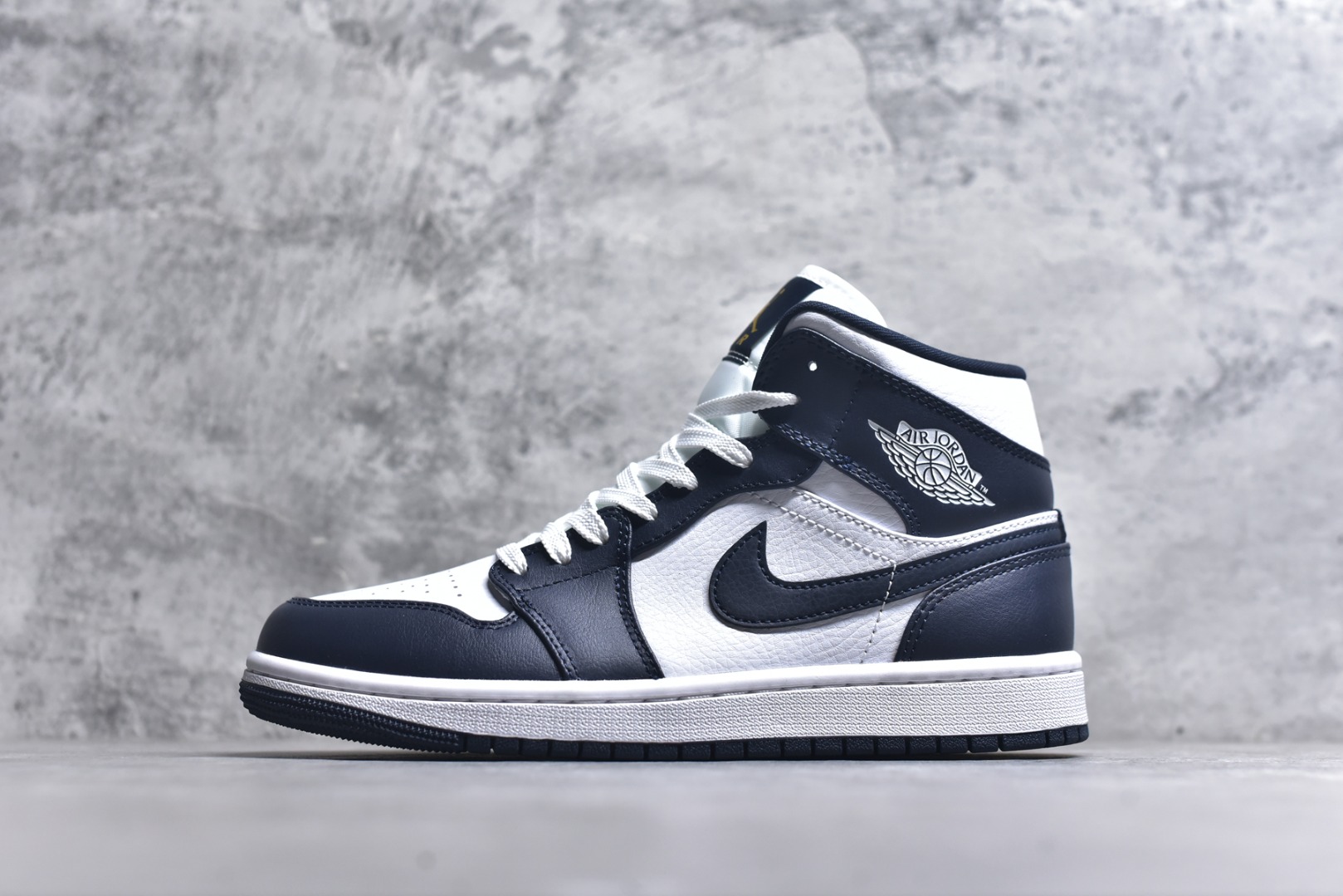 #Air Jordan AJ1 High 高帮全系列 性价比批次 原盒原配 大厂出品 原厂楦头纸板数据开发 鞋型公整不松垮 采购头层皮料冲裁 高整洁度 上脚原汁原味的公司货既视感 原底独立模具 中底四线拉帮完美走线 原模大底咬花 实拍调校N版已经零色差零失真 百分百还原实物色彩所见即所得 不存在货不对板色差等低级问题 选购参考实物拍摄 不混卖不参货 只用心做好货严格选品 承诺混一赔十 尺码：36 36.5 37.5 38 38.5 39 40 40.5 41 42 42.5 43 44 44.5 45-选品中心