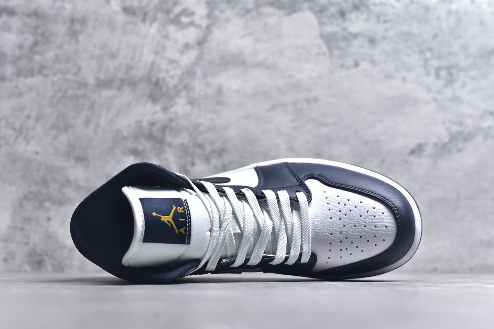 图片[4]-#Air Jordan AJ1 High 高帮全系列 性价比批次 原盒原配 大厂出品 原厂楦头纸板数据开发 鞋型公整不松垮 采购头层皮料冲裁 高整洁度 上脚原汁原味的公司货既视感 原底独立模具 中底四线拉帮完美走线 原模大底咬花 实拍调校N版已经零色差零失真 百分百还原实物色彩所见即所得 不存在货不对板色差等低级问题 选购参考实物拍摄 不混卖不参货 只用心做好货严格选品 承诺混一赔十 尺码：36 36.5 37.5 38 38.5 39 40 40.5 41 42 42.5 43 44 44.5 45-选品中心