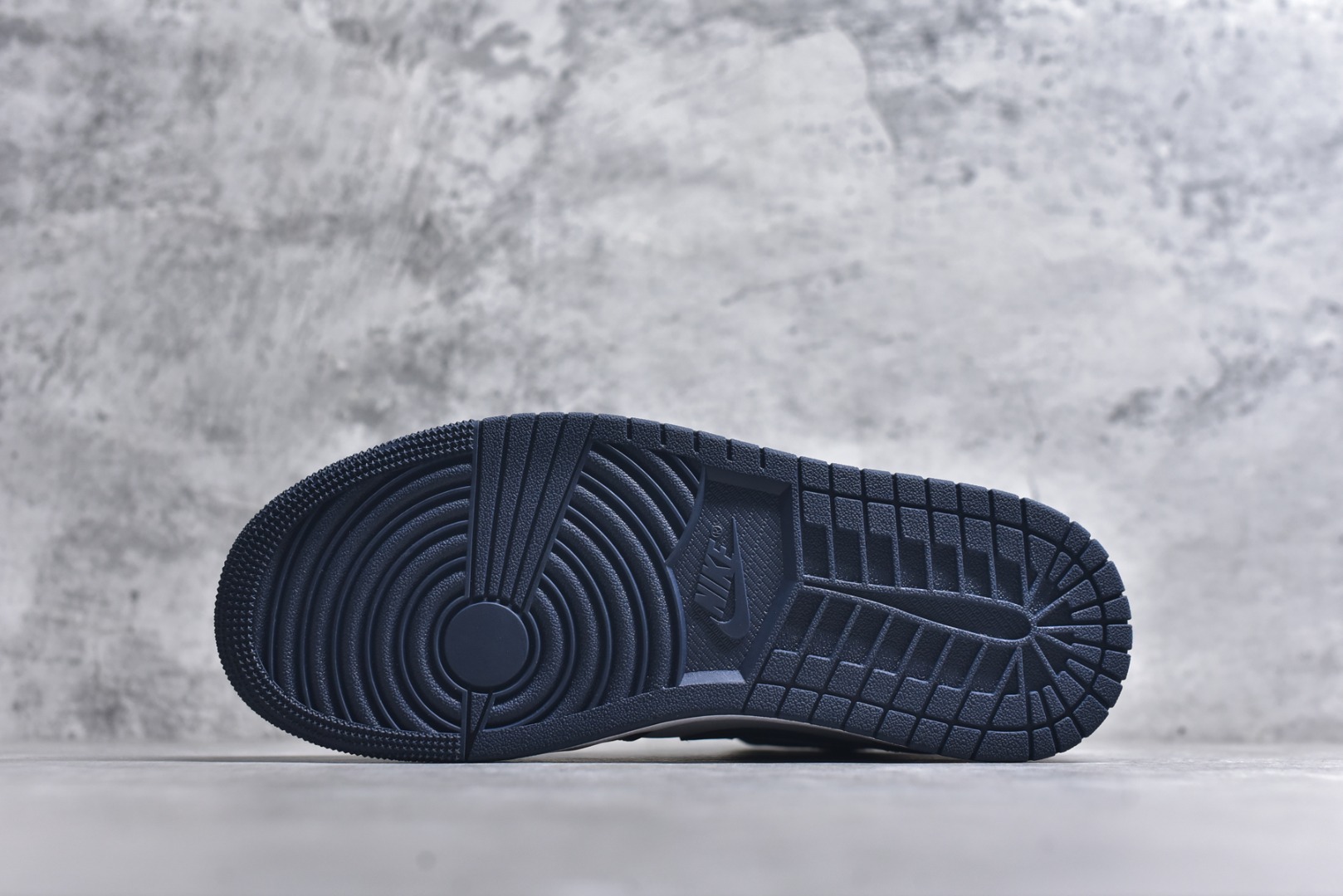 图片[6]-#Air Jordan AJ1 High 高帮全系列 性价比批次 原盒原配 大厂出品 原厂楦头纸板数据开发 鞋型公整不松垮 采购头层皮料冲裁 高整洁度 上脚原汁原味的公司货既视感 原底独立模具 中底四线拉帮完美走线 原模大底咬花 实拍调校N版已经零色差零失真 百分百还原实物色彩所见即所得 不存在货不对板色差等低级问题 选购参考实物拍摄 不混卖不参货 只用心做好货严格选品 承诺混一赔十 尺码：36 36.5 37.5 38 38.5 39 40 40.5 41 42 42.5 43 44 44.5 45-选品中心