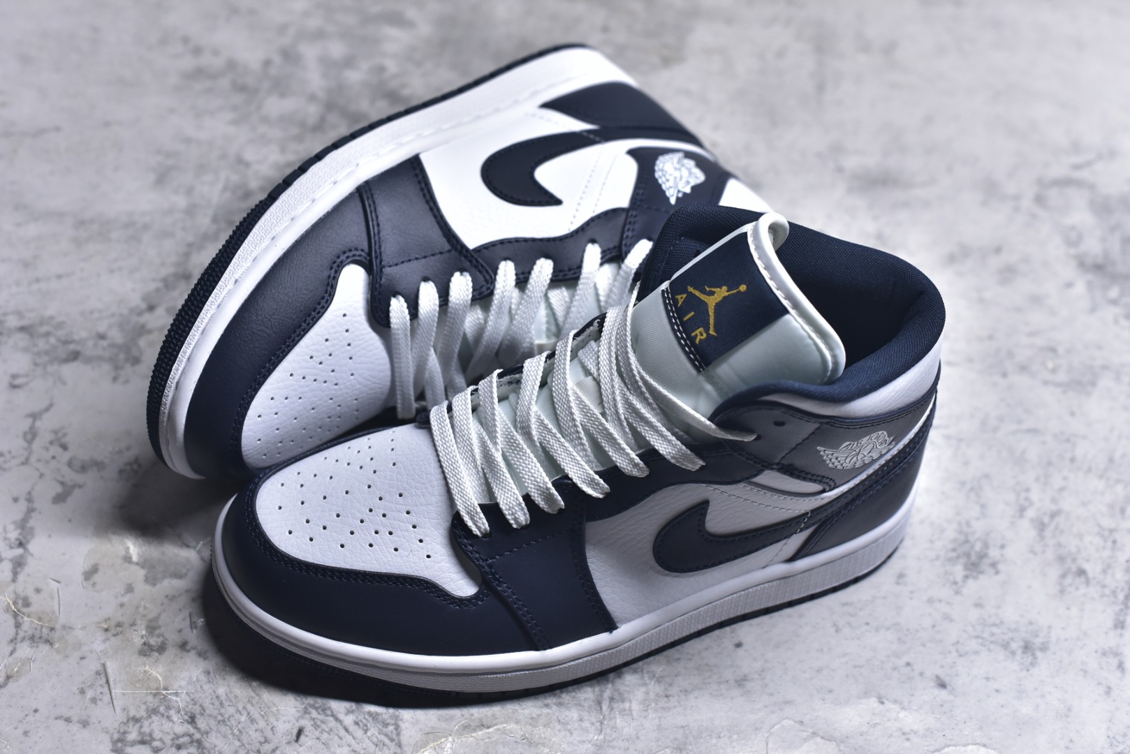 图片[7]-#Air Jordan AJ1 High 高帮全系列 性价比批次 原盒原配 大厂出品 原厂楦头纸板数据开发 鞋型公整不松垮 采购头层皮料冲裁 高整洁度 上脚原汁原味的公司货既视感 原底独立模具 中底四线拉帮完美走线 原模大底咬花 实拍调校N版已经零色差零失真 百分百还原实物色彩所见即所得 不存在货不对板色差等低级问题 选购参考实物拍摄 不混卖不参货 只用心做好货严格选品 承诺混一赔十 尺码：36 36.5 37.5 38 38.5 39 40 40.5 41 42 42.5 43 44 44.5 45-选品中心