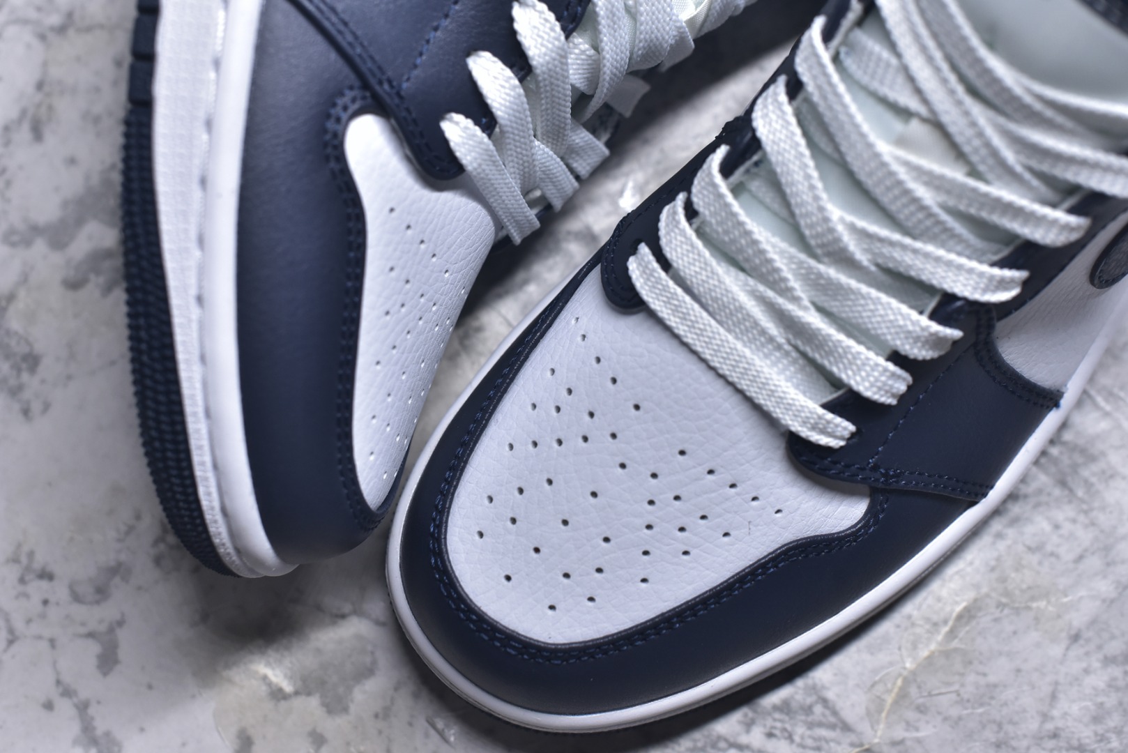 图片[8]-#Air Jordan AJ1 High 高帮全系列 性价比批次 原盒原配 大厂出品 原厂楦头纸板数据开发 鞋型公整不松垮 采购头层皮料冲裁 高整洁度 上脚原汁原味的公司货既视感 原底独立模具 中底四线拉帮完美走线 原模大底咬花 实拍调校N版已经零色差零失真 百分百还原实物色彩所见即所得 不存在货不对板色差等低级问题 选购参考实物拍摄 不混卖不参货 只用心做好货严格选品 承诺混一赔十 尺码：36 36.5 37.5 38 38.5 39 40 40.5 41 42 42.5 43 44 44.5 45-选品中心