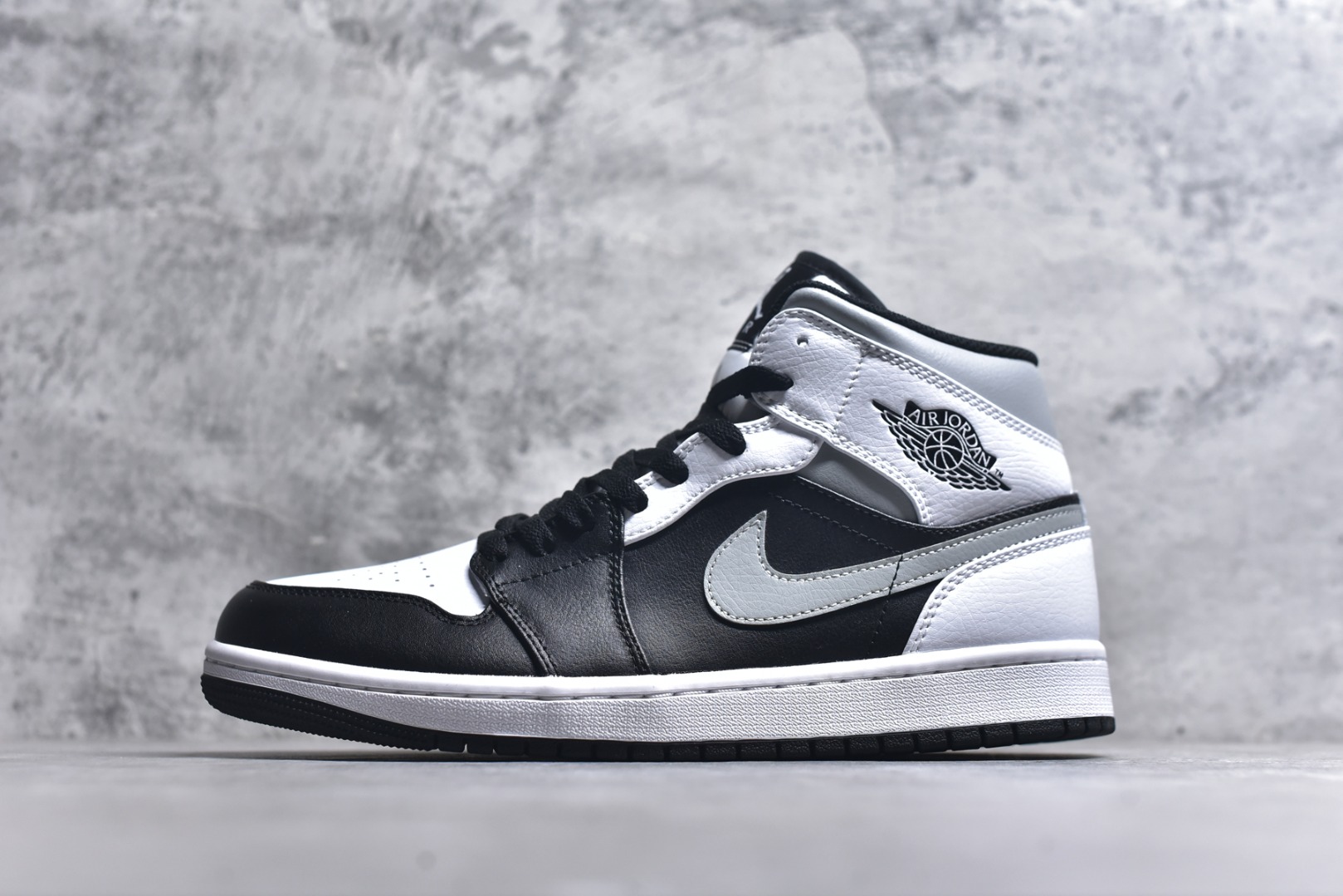#Air Jordan AJ1 High 高帮全系列 性价比批次 原盒原配 大厂出品 原厂楦头纸板数据开发 鞋型公整不松垮 采购头层皮料冲裁 高整洁度 上脚原汁原味的公司货既视感 原底独立模具 中底四线拉帮完美走线 原模大底咬花 实拍调校N版已经零色差零失真 百分百还原实物色彩所见即所得 不存在货不对板色差等低级问题 选购参考实物拍摄 不混卖不参货 只用心做好货严格选品 承诺混一赔十 尺码：36 36.5 37.5 38 38.5 39 40 40.5 41 42 42.5 43 44 44.5 45-选品中心