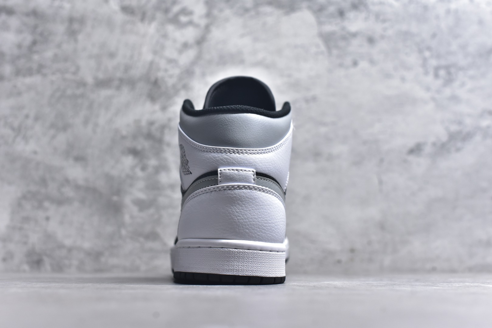 图片[5]-#Air Jordan AJ1 High 高帮全系列 性价比批次 原盒原配 大厂出品 原厂楦头纸板数据开发 鞋型公整不松垮 采购头层皮料冲裁 高整洁度 上脚原汁原味的公司货既视感 原底独立模具 中底四线拉帮完美走线 原模大底咬花 实拍调校N版已经零色差零失真 百分百还原实物色彩所见即所得 不存在货不对板色差等低级问题 选购参考实物拍摄 不混卖不参货 只用心做好货严格选品 承诺混一赔十 尺码：36 36.5 37.5 38 38.5 39 40 40.5 41 42 42.5 43 44 44.5 45-选品中心