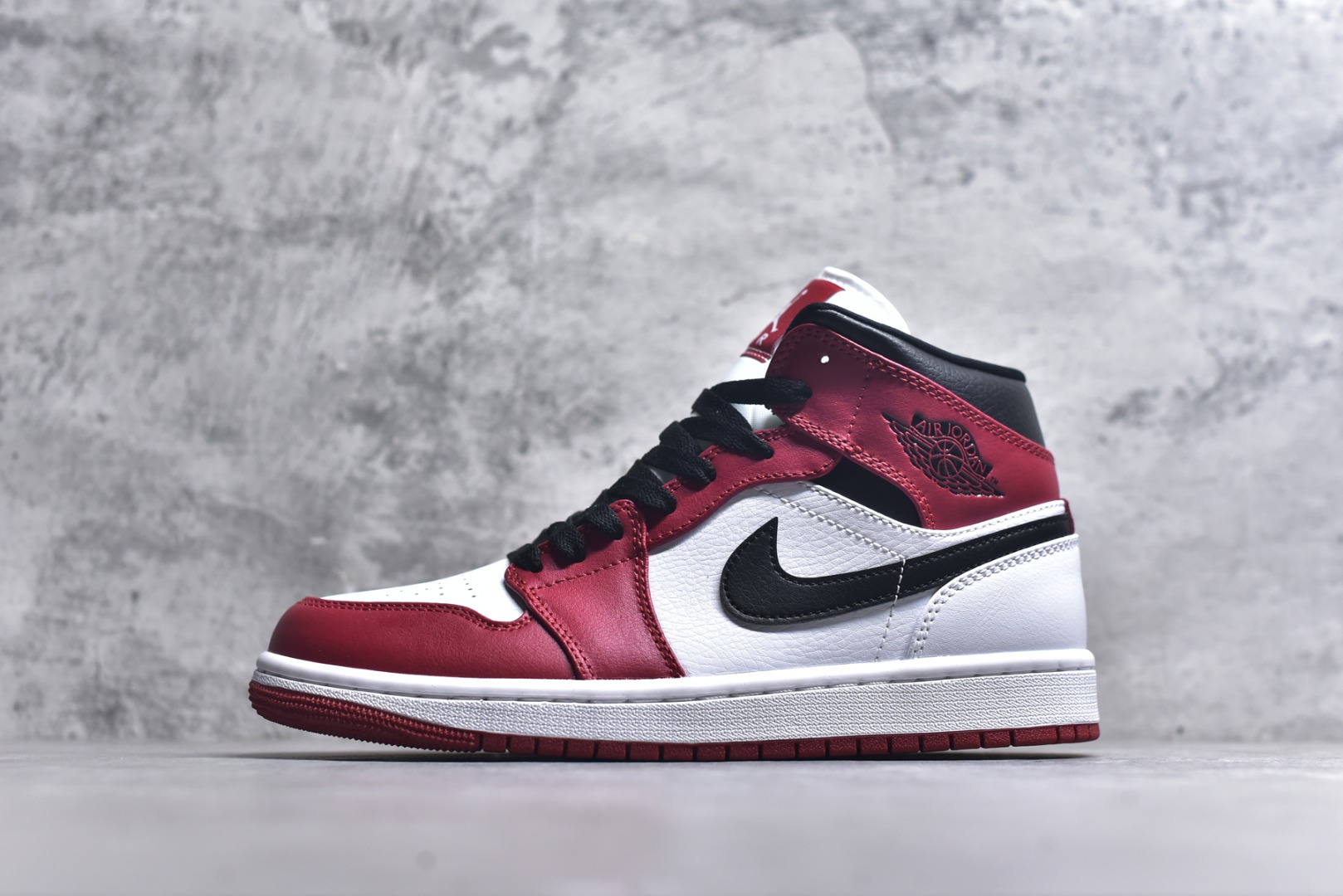 #Air Jordan AJ1 High 高帮全系列 性价比批次 原盒原配 大厂出品 原厂楦头纸板数据开发 鞋型公整不松垮 采购头层皮料冲裁 高整洁度 上脚原汁原味的公司货既视感 原底独立模具 中底四线拉帮完美走线 原模大底咬花 实拍调校N版已经零色差零失真 百分百还原实物色彩所见即所得 不存在货不对板色差等低级问题 选购参考实物拍摄 不混卖不参货 只用心做好货严格选品 承诺混一赔十 尺码：36 36.5 37.5 38 38.5 39 40 40.5 41 42 42.5 43 44 44.5 45-选品中心