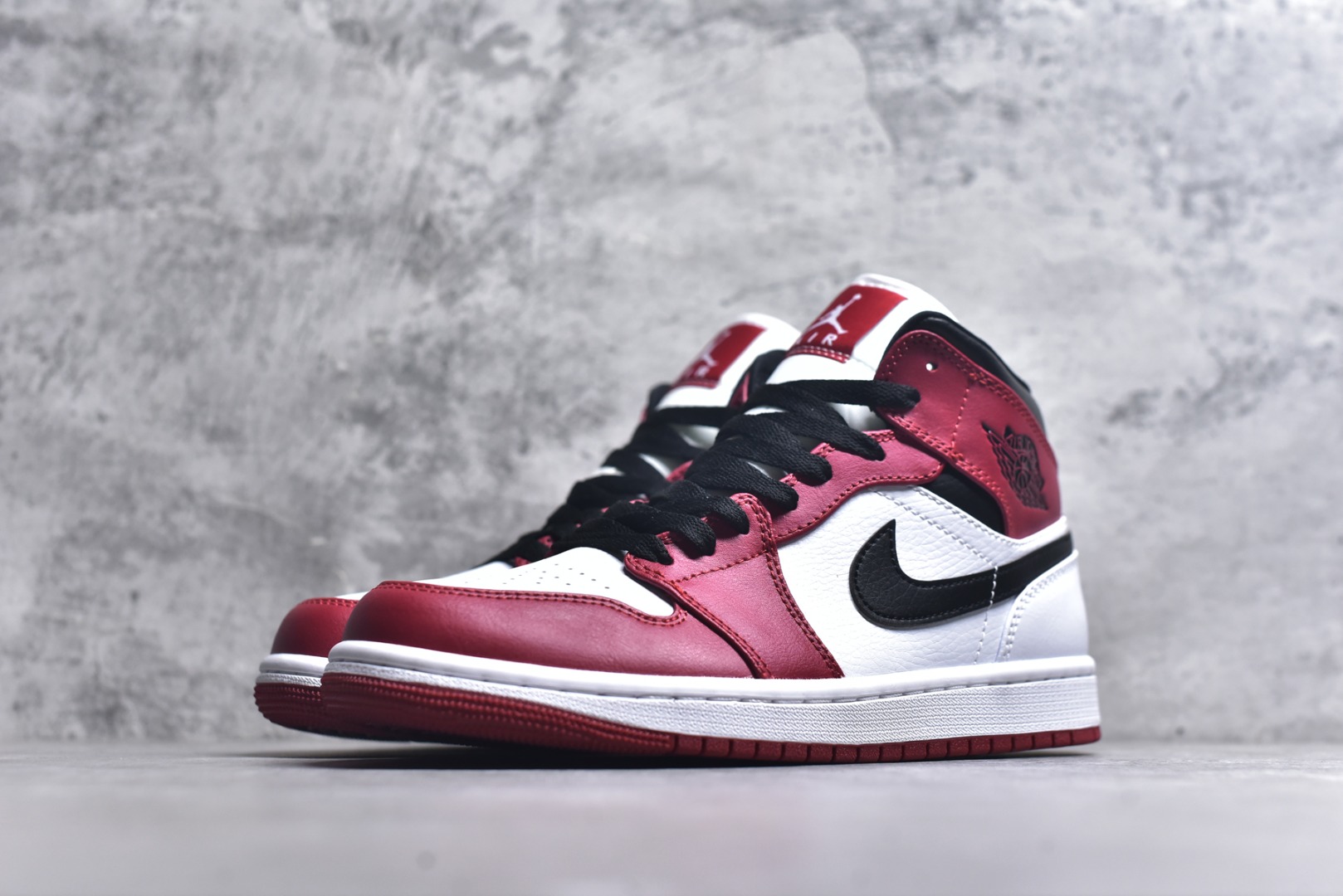 图片[2]-#Air Jordan AJ1 High 高帮全系列 性价比批次 原盒原配 大厂出品 原厂楦头纸板数据开发 鞋型公整不松垮 采购头层皮料冲裁 高整洁度 上脚原汁原味的公司货既视感 原底独立模具 中底四线拉帮完美走线 原模大底咬花 实拍调校N版已经零色差零失真 百分百还原实物色彩所见即所得 不存在货不对板色差等低级问题 选购参考实物拍摄 不混卖不参货 只用心做好货严格选品 承诺混一赔十 尺码：36 36.5 37.5 38 38.5 39 40 40.5 41 42 42.5 43 44 44.5 45-选品中心