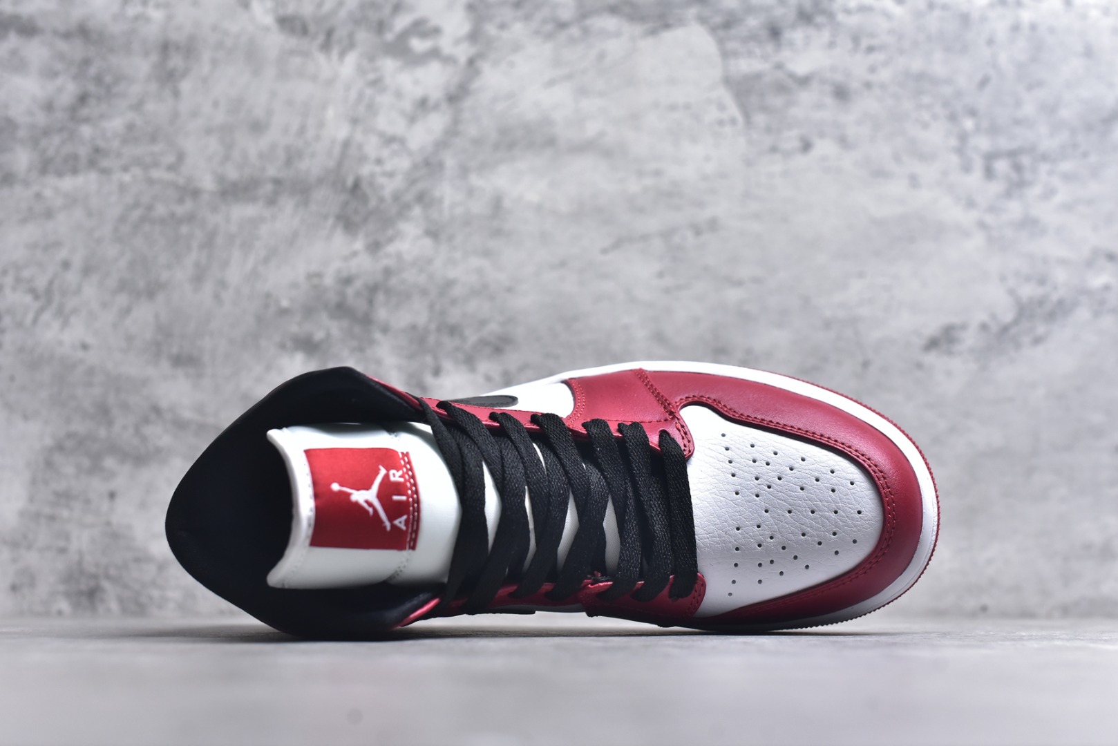 图片[4]-#Air Jordan AJ1 High 高帮全系列 性价比批次 原盒原配 大厂出品 原厂楦头纸板数据开发 鞋型公整不松垮 采购头层皮料冲裁 高整洁度 上脚原汁原味的公司货既视感 原底独立模具 中底四线拉帮完美走线 原模大底咬花 实拍调校N版已经零色差零失真 百分百还原实物色彩所见即所得 不存在货不对板色差等低级问题 选购参考实物拍摄 不混卖不参货 只用心做好货严格选品 承诺混一赔十 尺码：36 36.5 37.5 38 38.5 39 40 40.5 41 42 42.5 43 44 44.5 45-选品中心