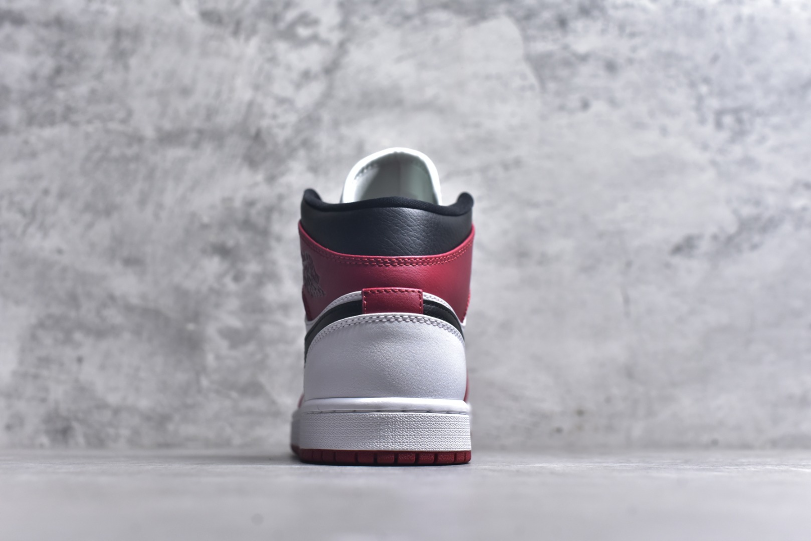 图片[5]-#Air Jordan AJ1 High 高帮全系列 性价比批次 原盒原配 大厂出品 原厂楦头纸板数据开发 鞋型公整不松垮 采购头层皮料冲裁 高整洁度 上脚原汁原味的公司货既视感 原底独立模具 中底四线拉帮完美走线 原模大底咬花 实拍调校N版已经零色差零失真 百分百还原实物色彩所见即所得 不存在货不对板色差等低级问题 选购参考实物拍摄 不混卖不参货 只用心做好货严格选品 承诺混一赔十 尺码：36 36.5 37.5 38 38.5 39 40 40.5 41 42 42.5 43 44 44.5 45-选品中心