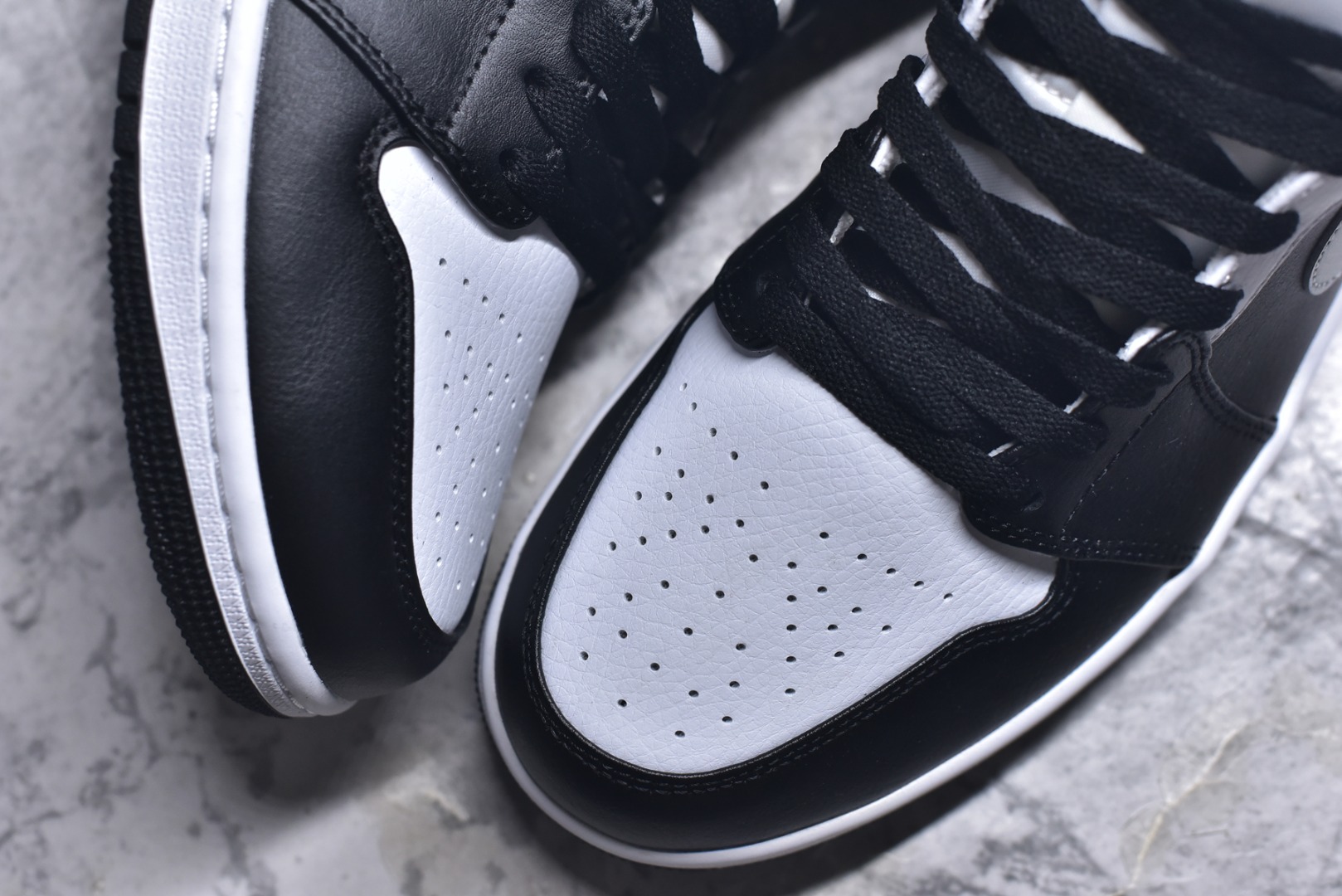 图片[8]-#Air Jordan AJ1 High 高帮全系列 性价比批次 原盒原配 大厂出品 原厂楦头纸板数据开发 鞋型公整不松垮 采购头层皮料冲裁 高整洁度 上脚原汁原味的公司货既视感 原底独立模具 中底四线拉帮完美走线 原模大底咬花 实拍调校N版已经零色差零失真 百分百还原实物色彩所见即所得 不存在货不对板色差等低级问题 选购参考实物拍摄 不混卖不参货 只用心做好货严格选品 承诺混一赔十 尺码：36 36.5 37.5 38 38.5 39 40 40.5 41 42 42.5 43 44 44.5 45-选品中心