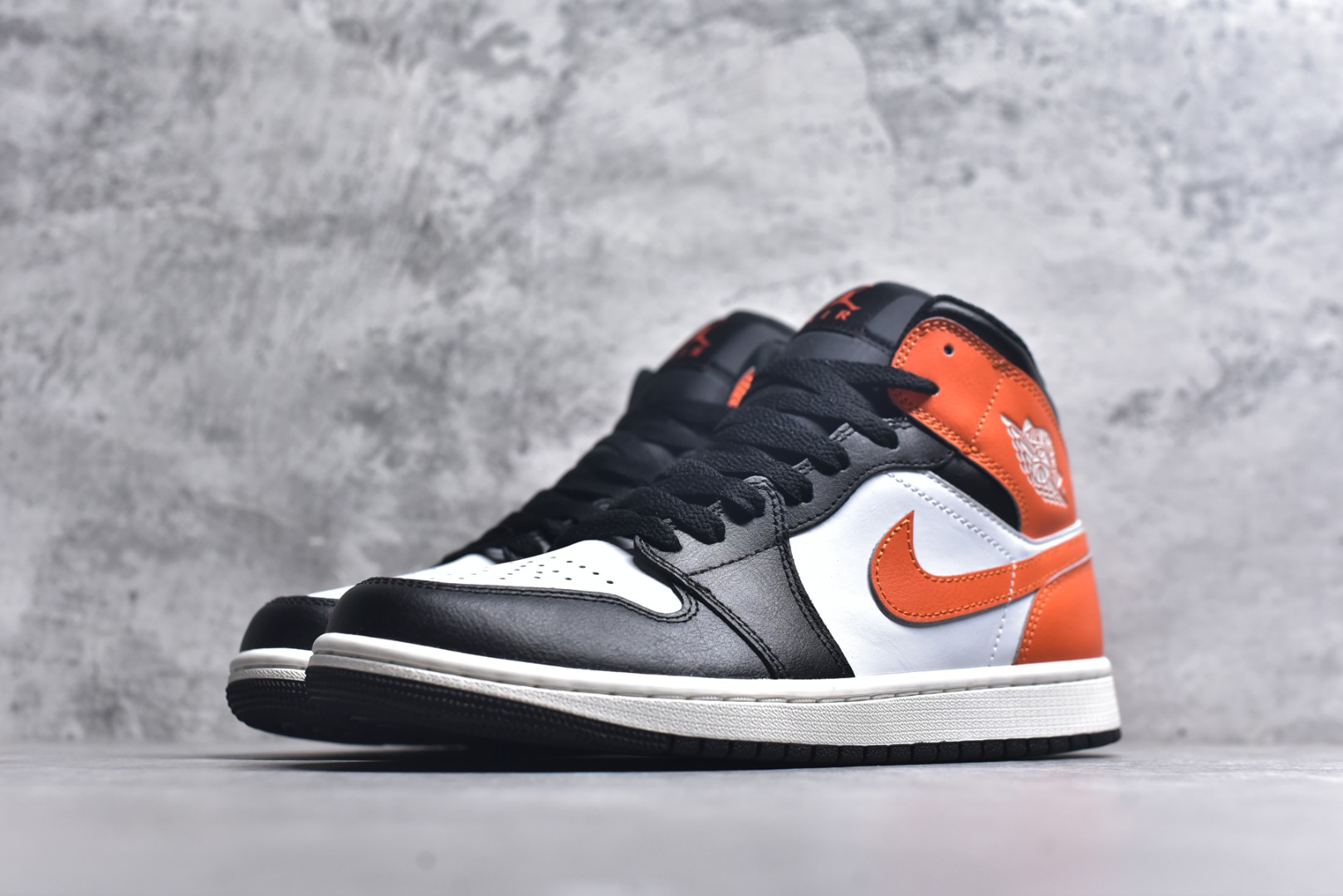 图片[2]-#Air Jordan AJ1 High 高帮全系列 性价比批次 原盒原配 大厂出品 原厂楦头纸板数据开发 鞋型公整不松垮 采购头层皮料冲裁 高整洁度 上脚原汁原味的公司货既视感 原底独立模具 中底四线拉帮完美走线 原模大底咬花 实拍调校N版已经零色差零失真 百分百还原实物色彩所见即所得 不存在货不对板色差等低级问题 选购参考实物拍摄 不混卖不参货 只用心做好货严格选品 承诺混一赔十 尺码：36 36.5 37.5 38 38.5 39 40 40.5 41 42 42.5 43 44 44.5 45-选品中心