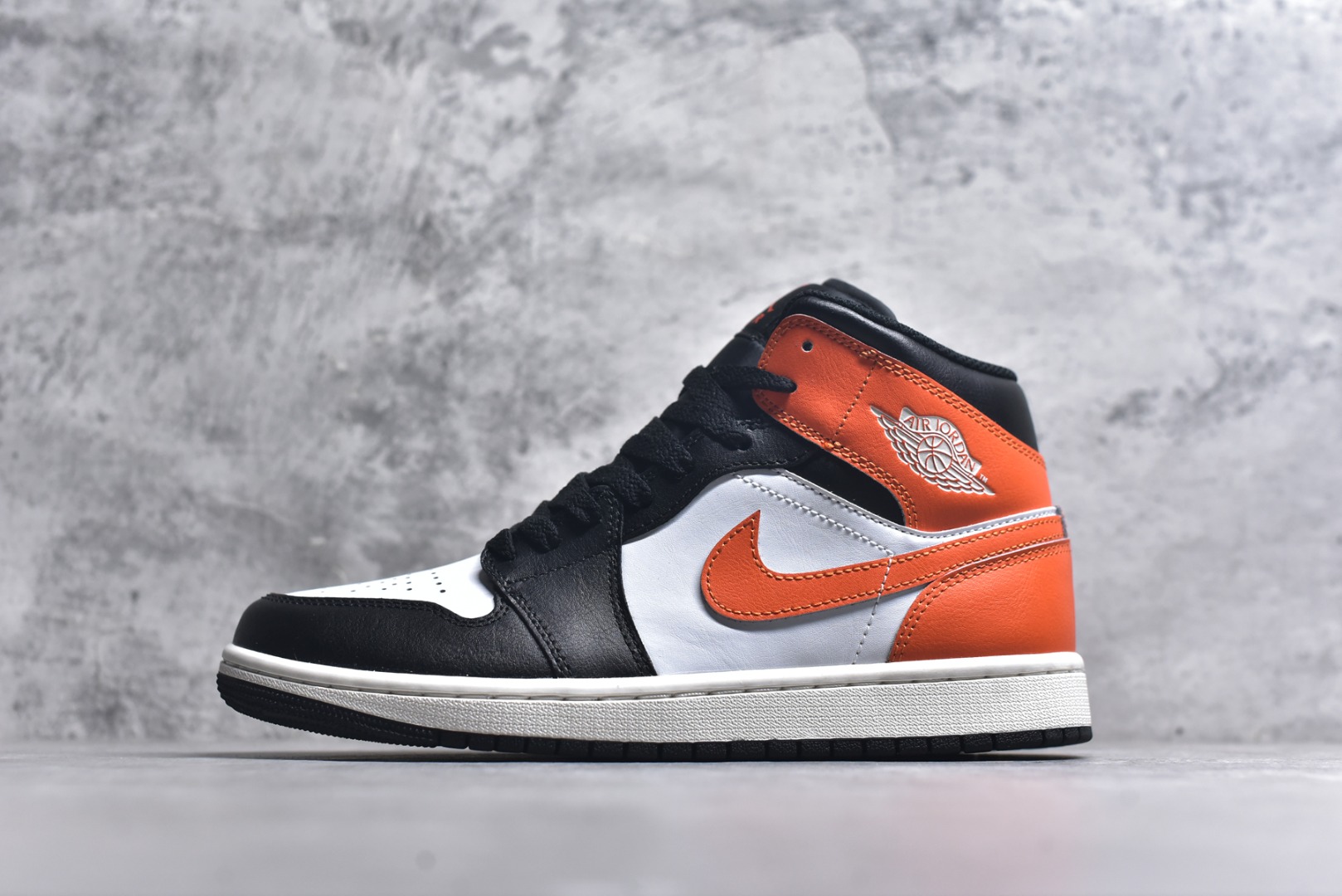 #Air Jordan AJ1 High 高帮全系列 性价比批次 原盒原配 大厂出品 原厂楦头纸板数据开发 鞋型公整不松垮 采购头层皮料冲裁 高整洁度 上脚原汁原味的公司货既视感 原底独立模具 中底四线拉帮完美走线 原模大底咬花 实拍调校N版已经零色差零失真 百分百还原实物色彩所见即所得 不存在货不对板色差等低级问题 选购参考实物拍摄 不混卖不参货 只用心做好货严格选品 承诺混一赔十 尺码：36 36.5 37.5 38 38.5 39 40 40.5 41 42 42.5 43 44 44.5 45-选品中心