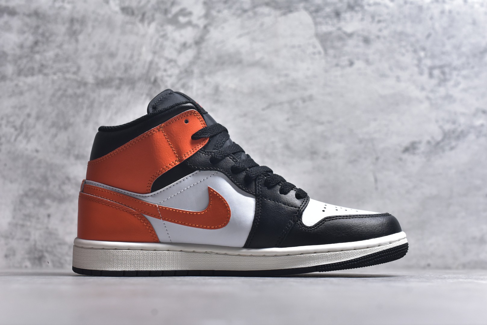 图片[3]-#Air Jordan AJ1 High 高帮全系列 性价比批次 原盒原配 大厂出品 原厂楦头纸板数据开发 鞋型公整不松垮 采购头层皮料冲裁 高整洁度 上脚原汁原味的公司货既视感 原底独立模具 中底四线拉帮完美走线 原模大底咬花 实拍调校N版已经零色差零失真 百分百还原实物色彩所见即所得 不存在货不对板色差等低级问题 选购参考实物拍摄 不混卖不参货 只用心做好货严格选品 承诺混一赔十 尺码：36 36.5 37.5 38 38.5 39 40 40.5 41 42 42.5 43 44 44.5 45-选品中心
