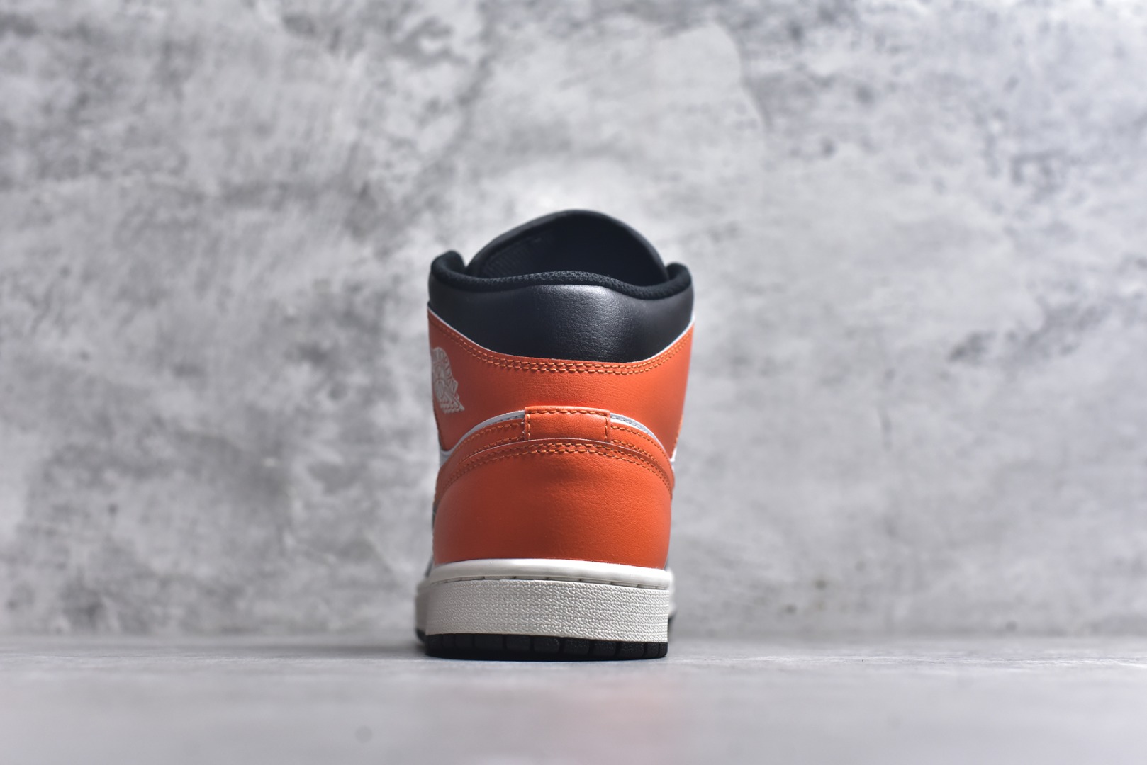 图片[5]-#Air Jordan AJ1 High 高帮全系列 性价比批次 原盒原配 大厂出品 原厂楦头纸板数据开发 鞋型公整不松垮 采购头层皮料冲裁 高整洁度 上脚原汁原味的公司货既视感 原底独立模具 中底四线拉帮完美走线 原模大底咬花 实拍调校N版已经零色差零失真 百分百还原实物色彩所见即所得 不存在货不对板色差等低级问题 选购参考实物拍摄 不混卖不参货 只用心做好货严格选品 承诺混一赔十 尺码：36 36.5 37.5 38 38.5 39 40 40.5 41 42 42.5 43 44 44.5 45-选品中心