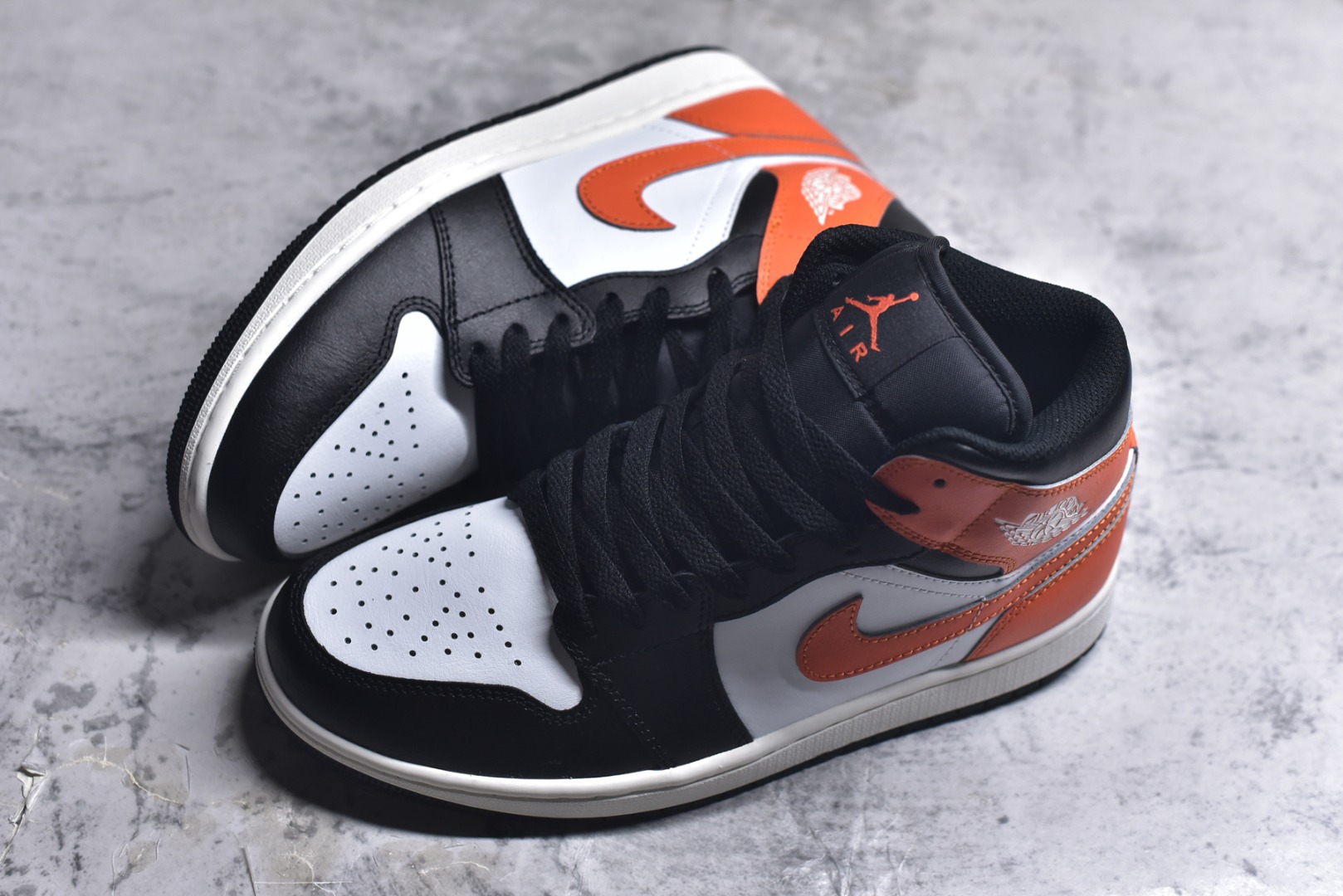 图片[7]-#Air Jordan AJ1 High 高帮全系列 性价比批次 原盒原配 大厂出品 原厂楦头纸板数据开发 鞋型公整不松垮 采购头层皮料冲裁 高整洁度 上脚原汁原味的公司货既视感 原底独立模具 中底四线拉帮完美走线 原模大底咬花 实拍调校N版已经零色差零失真 百分百还原实物色彩所见即所得 不存在货不对板色差等低级问题 选购参考实物拍摄 不混卖不参货 只用心做好货严格选品 承诺混一赔十 尺码：36 36.5 37.5 38 38.5 39 40 40.5 41 42 42.5 43 44 44.5 45-选品中心