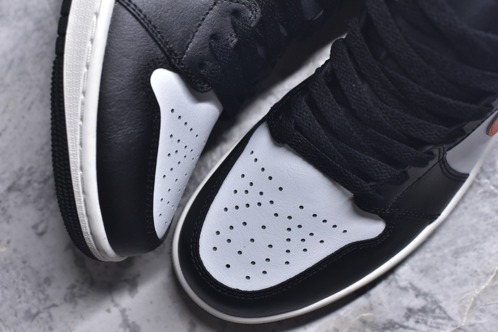 图片[8]-#Air Jordan AJ1 High 高帮全系列 性价比批次 原盒原配 大厂出品 原厂楦头纸板数据开发 鞋型公整不松垮 采购头层皮料冲裁 高整洁度 上脚原汁原味的公司货既视感 原底独立模具 中底四线拉帮完美走线 原模大底咬花 实拍调校N版已经零色差零失真 百分百还原实物色彩所见即所得 不存在货不对板色差等低级问题 选购参考实物拍摄 不混卖不参货 只用心做好货严格选品 承诺混一赔十 尺码：36 36.5 37.5 38 38.5 39 40 40.5 41 42 42.5 43 44 44.5 45-选品中心