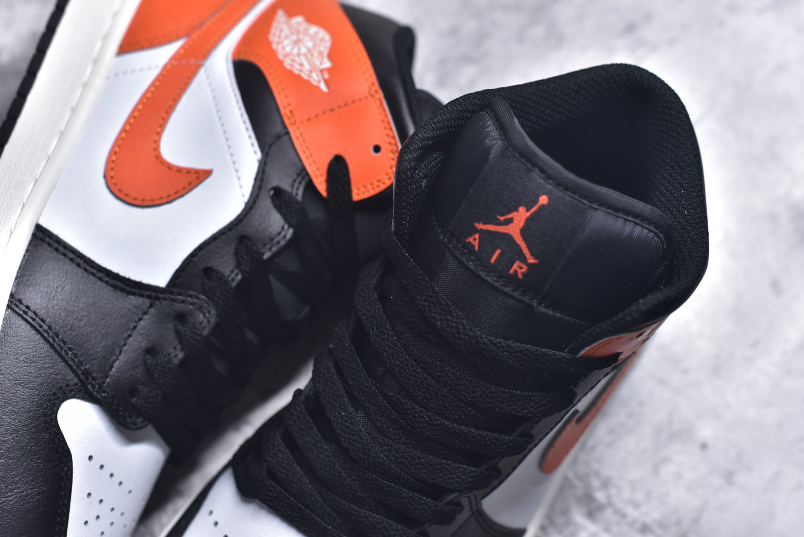 图片[9]-#Air Jordan AJ1 High 高帮全系列 性价比批次 原盒原配 大厂出品 原厂楦头纸板数据开发 鞋型公整不松垮 采购头层皮料冲裁 高整洁度 上脚原汁原味的公司货既视感 原底独立模具 中底四线拉帮完美走线 原模大底咬花 实拍调校N版已经零色差零失真 百分百还原实物色彩所见即所得 不存在货不对板色差等低级问题 选购参考实物拍摄 不混卖不参货 只用心做好货严格选品 承诺混一赔十 尺码：36 36.5 37.5 38 38.5 39 40 40.5 41 42 42.5 43 44 44.5 45-选品中心