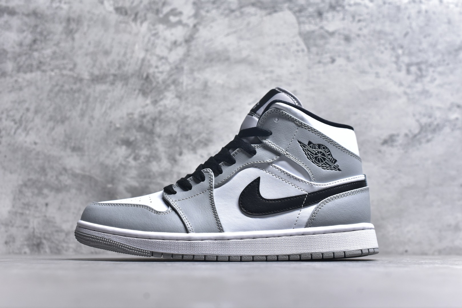 #Air Jordan AJ1 High 高帮全系列 性价比批次 原盒原配 大厂出品 原厂楦头纸板数据开发 鞋型公整不松垮 采购头层皮料冲裁 高整洁度 上脚原汁原味的公司货既视感 原底独立模具 中底四线拉帮完美走线 原模大底咬花 实拍调校N版已经零色差零失真 百分百还原实物色彩所见即所得 不存在货不对板色差等低级问题 选购参考实物拍摄 不混卖不参货 只用心做好货严格选品 承诺混一赔十 尺码：36 36.5 37.5 38 38.5 39 40 40.5 41 42 42.5 43 44 44.5 45-选品中心