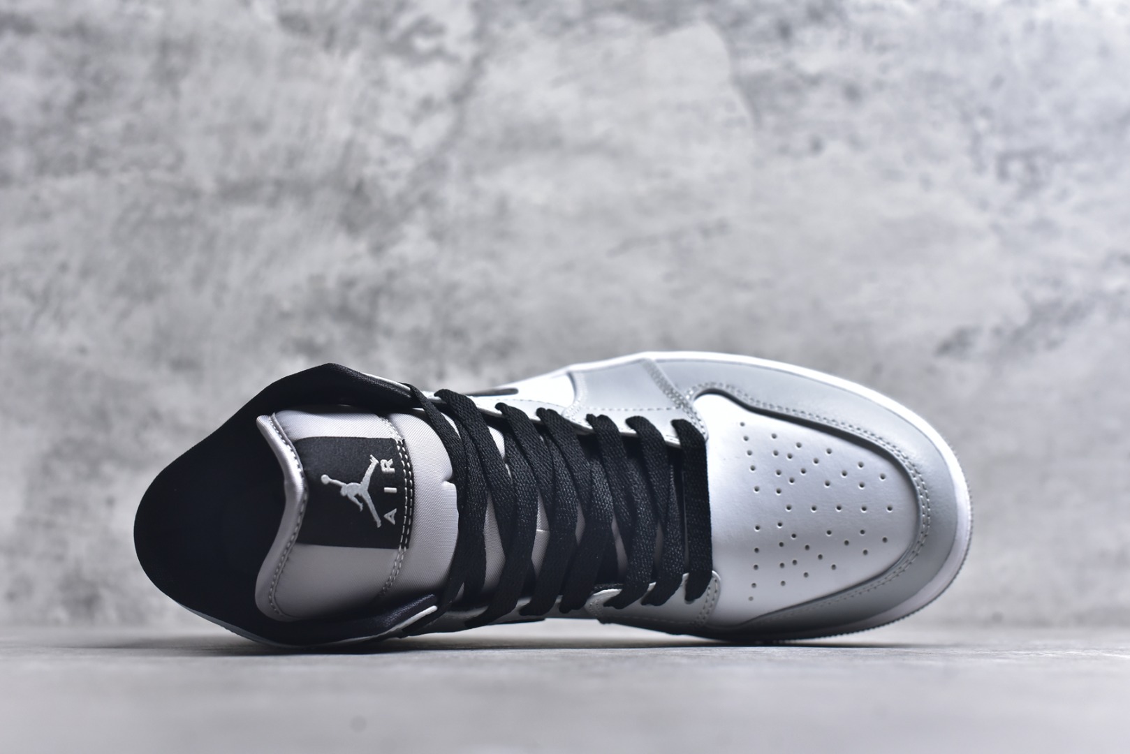 图片[4]-#Air Jordan AJ1 High 高帮全系列 性价比批次 原盒原配 大厂出品 原厂楦头纸板数据开发 鞋型公整不松垮 采购头层皮料冲裁 高整洁度 上脚原汁原味的公司货既视感 原底独立模具 中底四线拉帮完美走线 原模大底咬花 实拍调校N版已经零色差零失真 百分百还原实物色彩所见即所得 不存在货不对板色差等低级问题 选购参考实物拍摄 不混卖不参货 只用心做好货严格选品 承诺混一赔十 尺码：36 36.5 37.5 38 38.5 39 40 40.5 41 42 42.5 43 44 44.5 45-选品中心