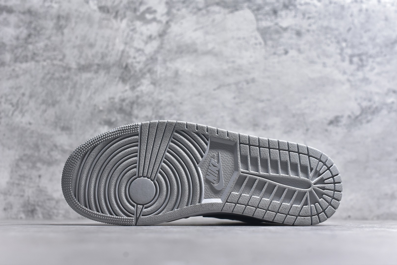 图片[6]-#Air Jordan AJ1 High 高帮全系列 性价比批次 原盒原配 大厂出品 原厂楦头纸板数据开发 鞋型公整不松垮 采购头层皮料冲裁 高整洁度 上脚原汁原味的公司货既视感 原底独立模具 中底四线拉帮完美走线 原模大底咬花 实拍调校N版已经零色差零失真 百分百还原实物色彩所见即所得 不存在货不对板色差等低级问题 选购参考实物拍摄 不混卖不参货 只用心做好货严格选品 承诺混一赔十 尺码：36 36.5 37.5 38 38.5 39 40 40.5 41 42 42.5 43 44 44.5 45-选品中心