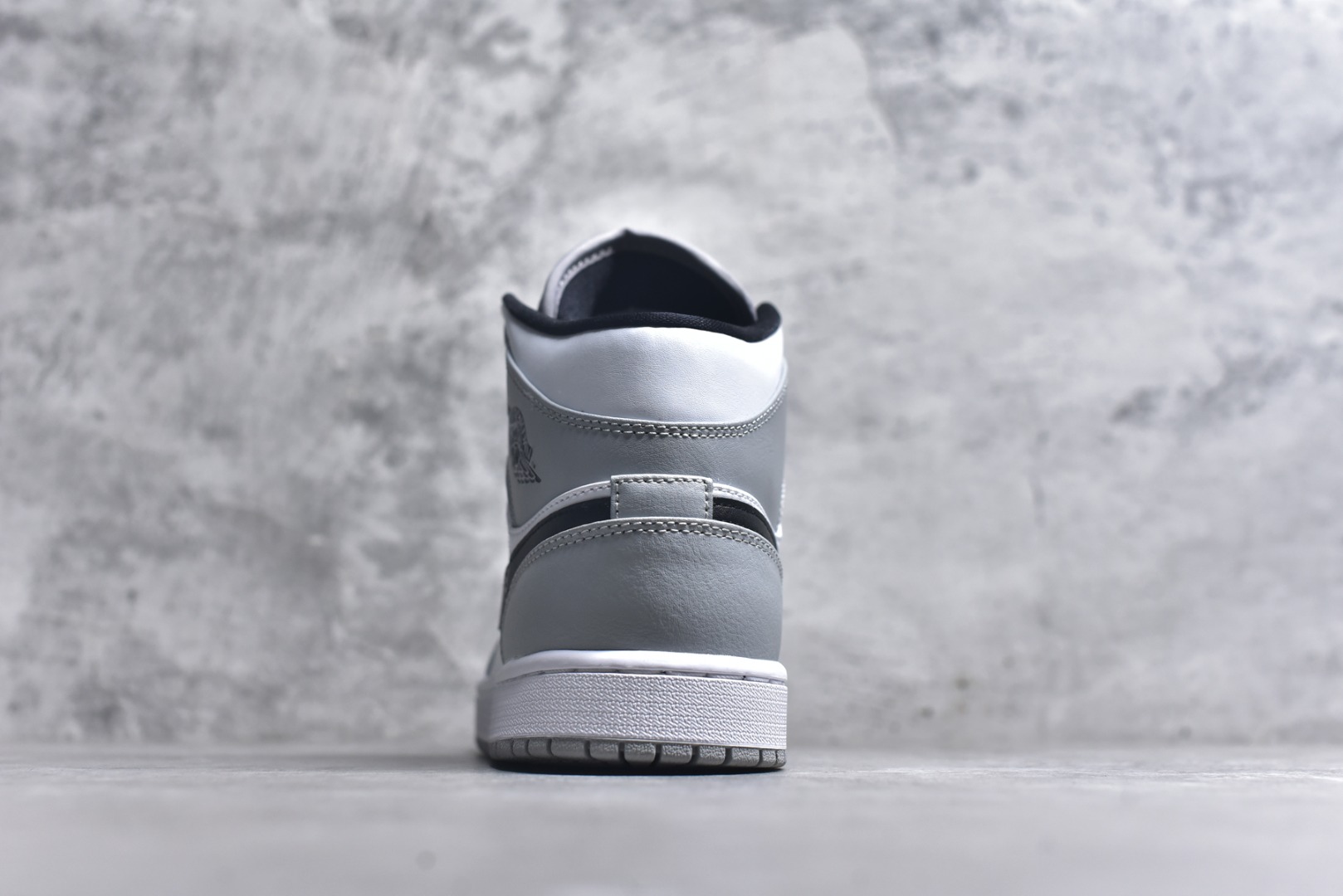 图片[5]-#Air Jordan AJ1 High 高帮全系列 性价比批次 原盒原配 大厂出品 原厂楦头纸板数据开发 鞋型公整不松垮 采购头层皮料冲裁 高整洁度 上脚原汁原味的公司货既视感 原底独立模具 中底四线拉帮完美走线 原模大底咬花 实拍调校N版已经零色差零失真 百分百还原实物色彩所见即所得 不存在货不对板色差等低级问题 选购参考实物拍摄 不混卖不参货 只用心做好货严格选品 承诺混一赔十 尺码：36 36.5 37.5 38 38.5 39 40 40.5 41 42 42.5 43 44 44.5 45-选品中心