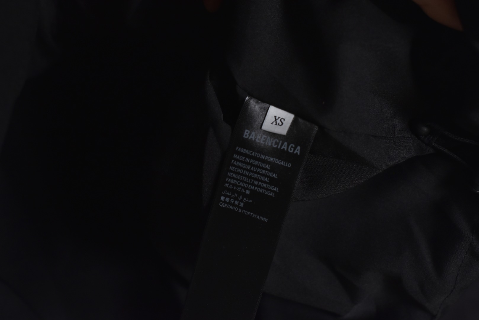 图片[6]-#Balenciaga/巴黎世家 25Fw 圆环小标棉服外套 定制开发高支高密梭织面料，是其高级质感的基石，高支数意味着纱线极细，从而织出纹理细腻、触感丝滑的表面，高密度则赋予了面料出色的挺括度、耐磨性与抗风能力，它避免了普通棉帆布的粗糙感，呈现出一种低调而精准的微光泽，为后续的刺绣与包边工艺提供了完美且稳定的基础，填充物选用珍珠棉，这是一种中空三维卷曲纤维，相比传统絮片，珍珠棉能提供更持久、均匀的蓬松感与回弹性，确保轮廓饱满不塌陷，中空结构可以锁住空气，实现最佳保暖重量比，达成“轻盈如羽，温暖如裘”的穿着体验，填充工艺需确保棉体在绗缝格内均匀分布，无空洞或结块，这要求极高的充绒精度。在此单品中，所有裁片边缘均采用斜裁包边条进行全方位包裹。这并非简单的锁边。高密度针迹，采用数万针的高密度刺绣，图案饱满立体，边缘清晰锐利，无任何松散线头，底层面料稳定处理，在如此轻薄高密的面料上进行密集刺绣，极易导致面料收缩变形，会在刺绣底层使用特制水溶衬或热熔衬，刺绣完成后这些衬布会消失，从而确保图案平整挺括，且不破坏面料本身的柔韧度。这是对手工与科技结合的极致考验，定制辅料三标，男女同款 尺码：XS-M-选品中心