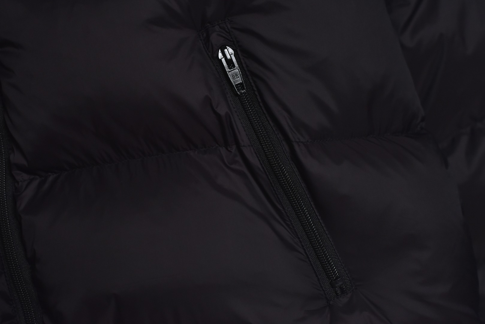 图片[5]-#Balenciaga/巴黎世家 25Fw 圆环小标棉服外套 定制开发高支高密梭织面料，是其高级质感的基石，高支数意味着纱线极细，从而织出纹理细腻、触感丝滑的表面，高密度则赋予了面料出色的挺括度、耐磨性与抗风能力，它避免了普通棉帆布的粗糙感，呈现出一种低调而精准的微光泽，为后续的刺绣与包边工艺提供了完美且稳定的基础，填充物选用珍珠棉，这是一种中空三维卷曲纤维，相比传统絮片，珍珠棉能提供更持久、均匀的蓬松感与回弹性，确保轮廓饱满不塌陷，中空结构可以锁住空气，实现最佳保暖重量比，达成“轻盈如羽，温暖如裘”的穿着体验，填充工艺需确保棉体在绗缝格内均匀分布，无空洞或结块，这要求极高的充绒精度。在此单品中，所有裁片边缘均采用斜裁包边条进行全方位包裹。这并非简单的锁边。高密度针迹，采用数万针的高密度刺绣，图案饱满立体，边缘清晰锐利，无任何松散线头，底层面料稳定处理，在如此轻薄高密的面料上进行密集刺绣，极易导致面料收缩变形，会在刺绣底层使用特制水溶衬或热熔衬，刺绣完成后这些衬布会消失，从而确保图案平整挺括，且不破坏面料本身的柔韧度。这是对手工与科技结合的极致考验，定制辅料三标，男女同款 尺码：XS-M-选品中心