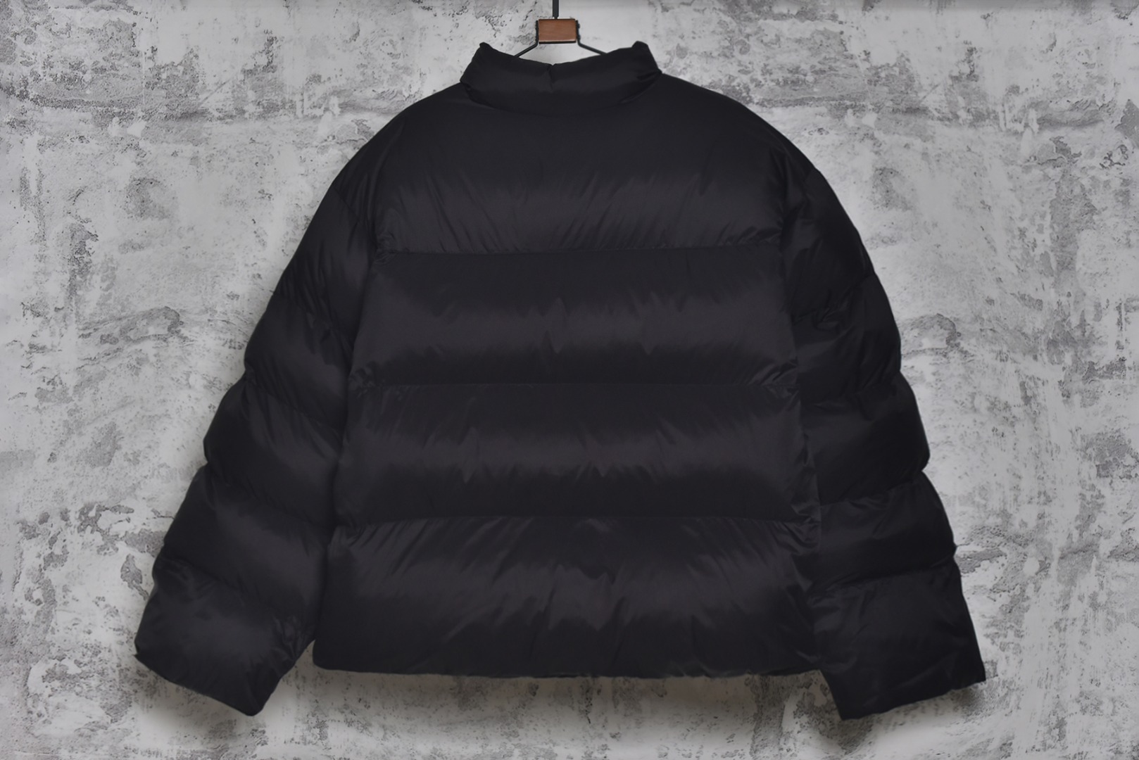 图片[2]-#Balenciaga/巴黎世家 25Fw 圆环小标棉服外套 定制开发高支高密梭织面料，是其高级质感的基石，高支数意味着纱线极细，从而织出纹理细腻、触感丝滑的表面，高密度则赋予了面料出色的挺括度、耐磨性与抗风能力，它避免了普通棉帆布的粗糙感，呈现出一种低调而精准的微光泽，为后续的刺绣与包边工艺提供了完美且稳定的基础，填充物选用珍珠棉，这是一种中空三维卷曲纤维，相比传统絮片，珍珠棉能提供更持久、均匀的蓬松感与回弹性，确保轮廓饱满不塌陷，中空结构可以锁住空气，实现最佳保暖重量比，达成“轻盈如羽，温暖如裘”的穿着体验，填充工艺需确保棉体在绗缝格内均匀分布，无空洞或结块，这要求极高的充绒精度。在此单品中，所有裁片边缘均采用斜裁包边条进行全方位包裹。这并非简单的锁边。高密度针迹，采用数万针的高密度刺绣，图案饱满立体，边缘清晰锐利，无任何松散线头，底层面料稳定处理，在如此轻薄高密的面料上进行密集刺绣，极易导致面料收缩变形，会在刺绣底层使用特制水溶衬或热熔衬，刺绣完成后这些衬布会消失，从而确保图案平整挺括，且不破坏面料本身的柔韧度。这是对手工与科技结合的极致考验，定制辅料三标，男女同款 尺码：XS-M-选品中心