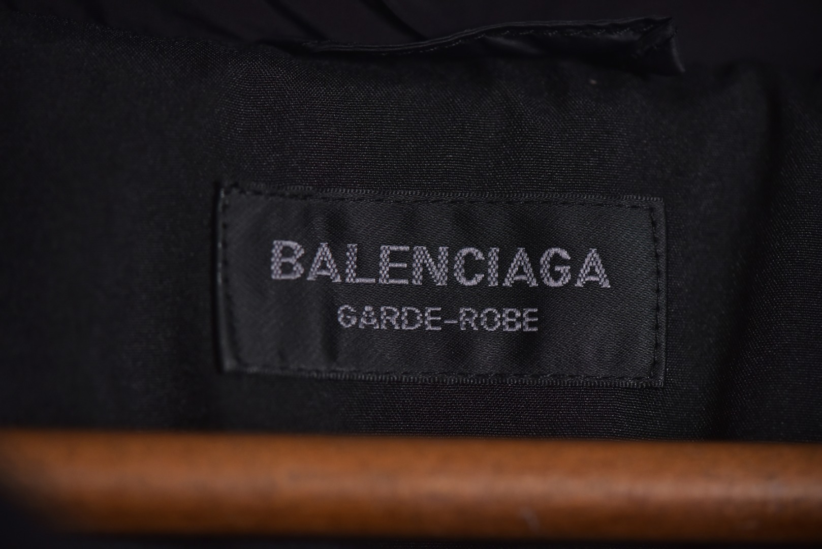 图片[8]-#Balenciaga/巴黎世家 25Fw 圆环小标棉服外套 定制开发高支高密梭织面料，是其高级质感的基石，高支数意味着纱线极细，从而织出纹理细腻、触感丝滑的表面，高密度则赋予了面料出色的挺括度、耐磨性与抗风能力，它避免了普通棉帆布的粗糙感，呈现出一种低调而精准的微光泽，为后续的刺绣与包边工艺提供了完美且稳定的基础，填充物选用珍珠棉，这是一种中空三维卷曲纤维，相比传统絮片，珍珠棉能提供更持久、均匀的蓬松感与回弹性，确保轮廓饱满不塌陷，中空结构可以锁住空气，实现最佳保暖重量比，达成“轻盈如羽，温暖如裘”的穿着体验，填充工艺需确保棉体在绗缝格内均匀分布，无空洞或结块，这要求极高的充绒精度。在此单品中，所有裁片边缘均采用斜裁包边条进行全方位包裹。这并非简单的锁边。高密度针迹，采用数万针的高密度刺绣，图案饱满立体，边缘清晰锐利，无任何松散线头，底层面料稳定处理，在如此轻薄高密的面料上进行密集刺绣，极易导致面料收缩变形，会在刺绣底层使用特制水溶衬或热熔衬，刺绣完成后这些衬布会消失，从而确保图案平整挺括，且不破坏面料本身的柔韧度。这是对手工与科技结合的极致考验，定制辅料三标，男女同款 尺码：XS-M-选品中心