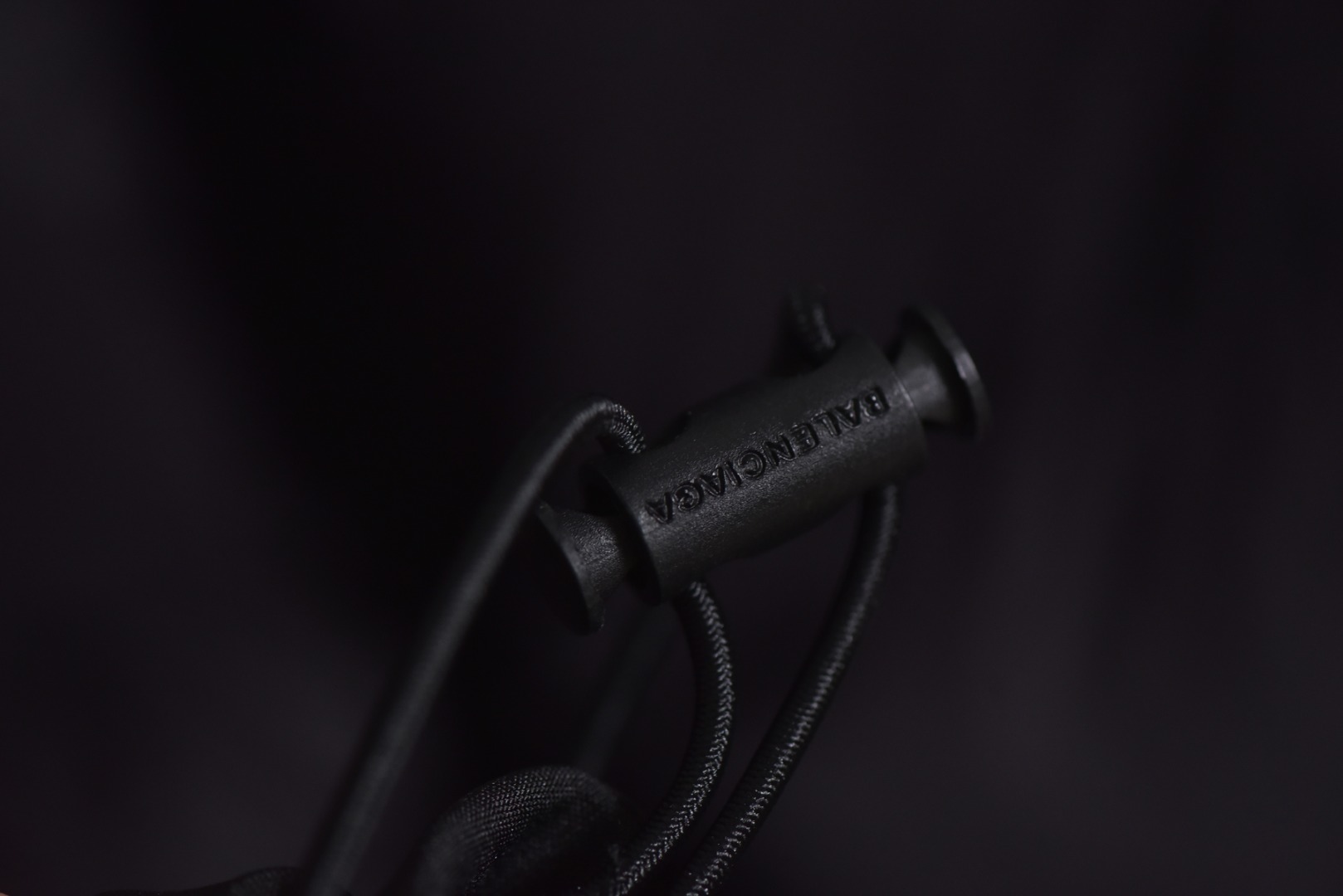 图片[4]-#Balenciaga/巴黎世家 25Fw 圆环小标棉服外套 定制开发高支高密梭织面料，是其高级质感的基石，高支数意味着纱线极细，从而织出纹理细腻、触感丝滑的表面，高密度则赋予了面料出色的挺括度、耐磨性与抗风能力，它避免了普通棉帆布的粗糙感，呈现出一种低调而精准的微光泽，为后续的刺绣与包边工艺提供了完美且稳定的基础，填充物选用珍珠棉，这是一种中空三维卷曲纤维，相比传统絮片，珍珠棉能提供更持久、均匀的蓬松感与回弹性，确保轮廓饱满不塌陷，中空结构可以锁住空气，实现最佳保暖重量比，达成“轻盈如羽，温暖如裘”的穿着体验，填充工艺需确保棉体在绗缝格内均匀分布，无空洞或结块，这要求极高的充绒精度。在此单品中，所有裁片边缘均采用斜裁包边条进行全方位包裹。这并非简单的锁边。高密度针迹，采用数万针的高密度刺绣，图案饱满立体，边缘清晰锐利，无任何松散线头，底层面料稳定处理，在如此轻薄高密的面料上进行密集刺绣，极易导致面料收缩变形，会在刺绣底层使用特制水溶衬或热熔衬，刺绣完成后这些衬布会消失，从而确保图案平整挺括，且不破坏面料本身的柔韧度。这是对手工与科技结合的极致考验，定制辅料三标，男女同款 尺码：XS-M-选品中心