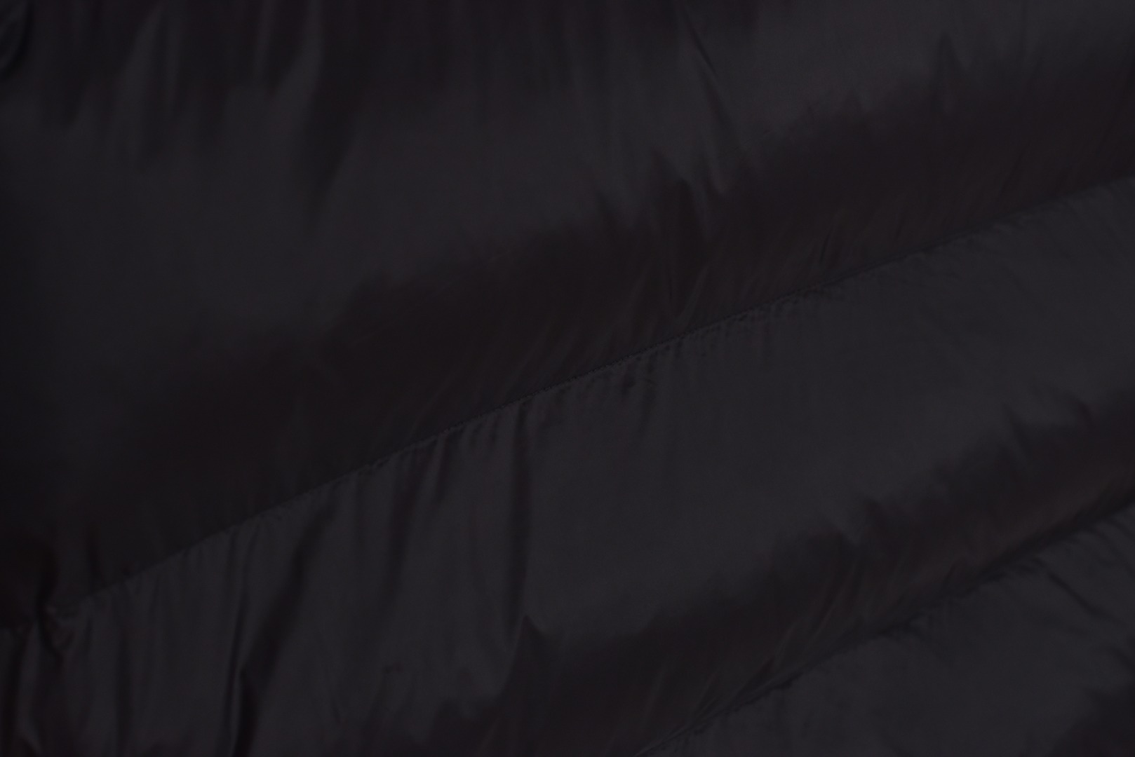 图片[9]-#Balenciaga/巴黎世家 25Fw 圆环小标棉服外套 定制开发高支高密梭织面料，是其高级质感的基石，高支数意味着纱线极细，从而织出纹理细腻、触感丝滑的表面，高密度则赋予了面料出色的挺括度、耐磨性与抗风能力，它避免了普通棉帆布的粗糙感，呈现出一种低调而精准的微光泽，为后续的刺绣与包边工艺提供了完美且稳定的基础，填充物选用珍珠棉，这是一种中空三维卷曲纤维，相比传统絮片，珍珠棉能提供更持久、均匀的蓬松感与回弹性，确保轮廓饱满不塌陷，中空结构可以锁住空气，实现最佳保暖重量比，达成“轻盈如羽，温暖如裘”的穿着体验，填充工艺需确保棉体在绗缝格内均匀分布，无空洞或结块，这要求极高的充绒精度。在此单品中，所有裁片边缘均采用斜裁包边条进行全方位包裹。这并非简单的锁边。高密度针迹，采用数万针的高密度刺绣，图案饱满立体，边缘清晰锐利，无任何松散线头，底层面料稳定处理，在如此轻薄高密的面料上进行密集刺绣，极易导致面料收缩变形，会在刺绣底层使用特制水溶衬或热熔衬，刺绣完成后这些衬布会消失，从而确保图案平整挺括，且不破坏面料本身的柔韧度。这是对手工与科技结合的极致考验，定制辅料三标，男女同款 尺码：XS-M-选品中心