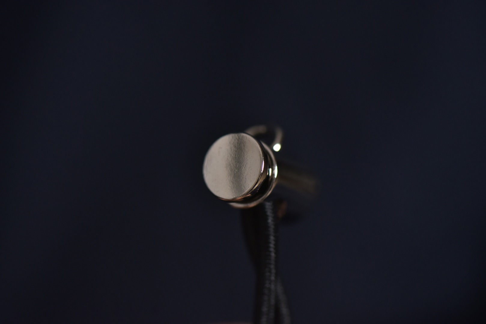 图片[4]-#Miu Miu 25Fw Miu小标捆条短款羽绒服 -核心内里填充180G广检认证90%纯白鸭绒 定制开发高支高密梭织面料，其纱线结构与织法经过精密计算，旨在实现极佳的防绒钻性，同时保证面料本身的轻盈与耐久度，面料色彩为独家定染，确保了色彩的纯粹度与独特性，采用捆条拼接工艺，该工艺在每块裁片的接缝处内衬一条白色织带，再将面料拼接并压线固定，白色的捆条在深色面料上形成了鲜明而利落的轮廓线，强化了单品的结构化视觉，内里填充90白鸭绒，高纯度绒子能锁住大量空气，形成静止空气层，实现高效保暖，这使得羽绒服在拥有极强保暖性的同时，重量得以大幅减轻，选用进口电脑充绒设备，确保每一个独立绗格内的羽绒填充量都精准、均匀，避免出现局部空洞或结块，从而保证羽绒服整体的平整度、保暖均匀性与持久蓬松，定制辅料三标 尺码：38 40 42-选品中心