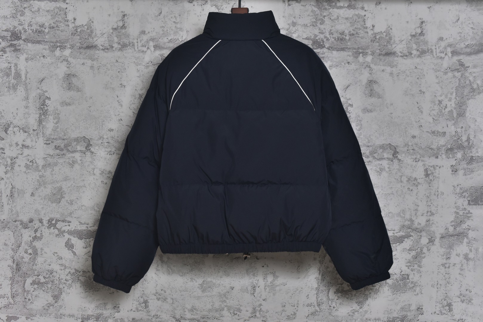 图片[2]-#Miu Miu 25Fw Miu小标捆条短款羽绒服 -核心内里填充180G广检认证90%纯白鸭绒 定制开发高支高密梭织面料，其纱线结构与织法经过精密计算，旨在实现极佳的防绒钻性，同时保证面料本身的轻盈与耐久度，面料色彩为独家定染，确保了色彩的纯粹度与独特性，采用捆条拼接工艺，该工艺在每块裁片的接缝处内衬一条白色织带，再将面料拼接并压线固定，白色的捆条在深色面料上形成了鲜明而利落的轮廓线，强化了单品的结构化视觉，内里填充90白鸭绒，高纯度绒子能锁住大量空气，形成静止空气层，实现高效保暖，这使得羽绒服在拥有极强保暖性的同时，重量得以大幅减轻，选用进口电脑充绒设备，确保每一个独立绗格内的羽绒填充量都精准、均匀，避免出现局部空洞或结块，从而保证羽绒服整体的平整度、保暖均匀性与持久蓬松，定制辅料三标 尺码：38 40 42-选品中心