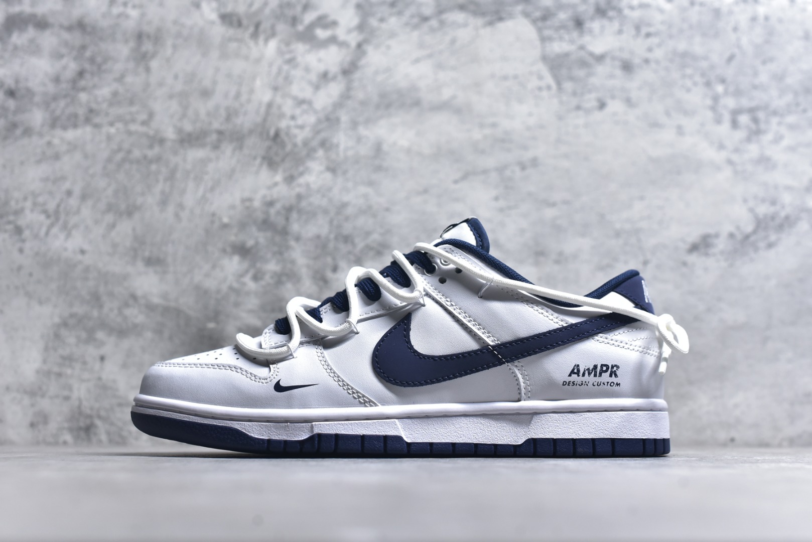 #NIKE DUNK SB LOW 骐麟 定制Dunk SB顾名思义，具有经典的Dunk血缘，又注入了更多的时尚元素。相较于普通的Dunk滑板鞋，改良版的Dunk SB加厚了鞋舌的填充，使舒适性大大提升，同时也更方便穿脱；中底部分则加入了脚感柔软舒适Zoom Air气垫，有效吸收滑板等极限运动在落地时带来的冲击力，为街头运动者们提供更好的保护 货号：WB0620 118 尺码：40 40.5 41 42 42.5 43 44 45 46-选品中心