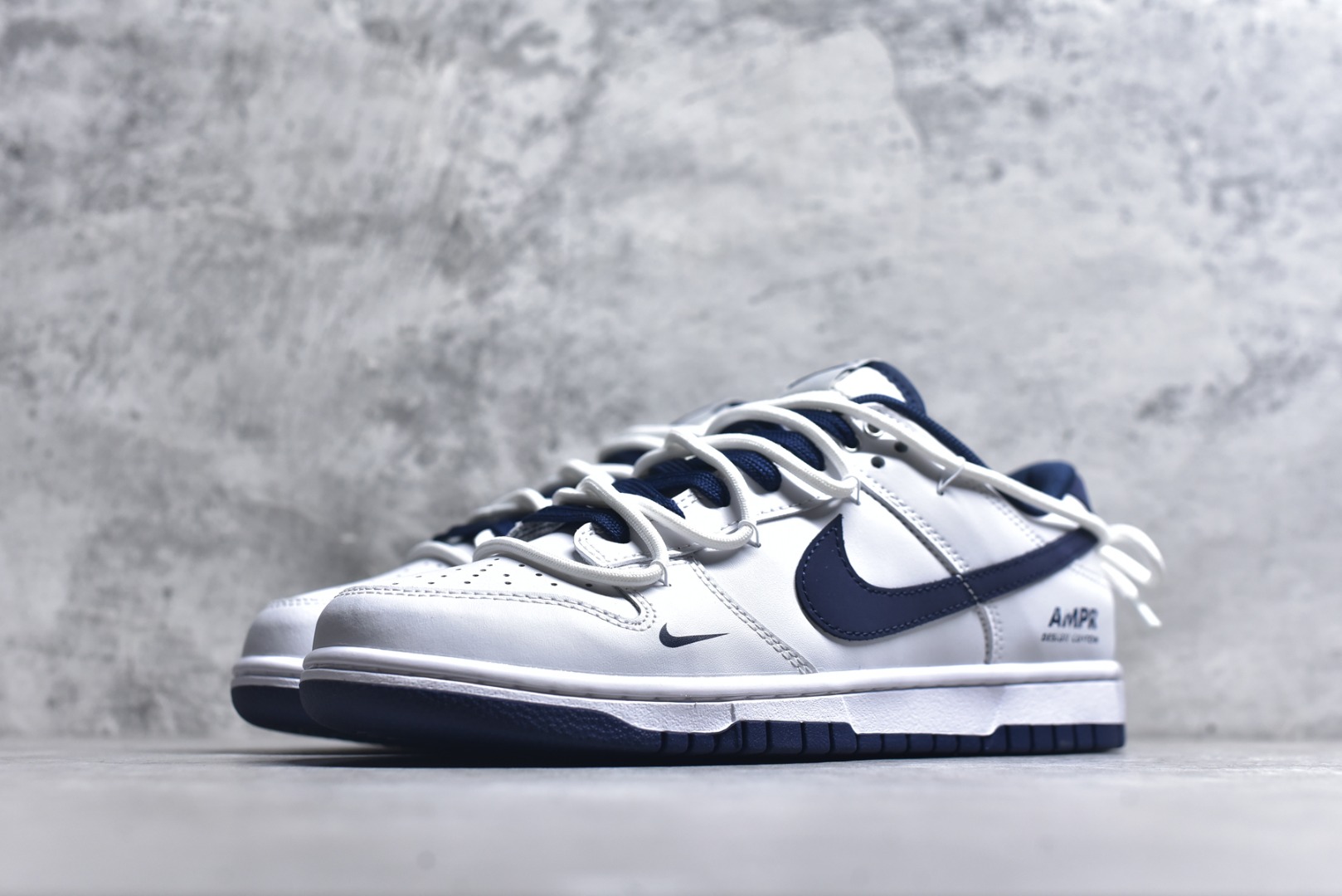 图片[2]-#NIKE DUNK SB LOW 骐麟 定制Dunk SB顾名思义，具有经典的Dunk血缘，又注入了更多的时尚元素。相较于普通的Dunk滑板鞋，改良版的Dunk SB加厚了鞋舌的填充，使舒适性大大提升，同时也更方便穿脱；中底部分则加入了脚感柔软舒适Zoom Air气垫，有效吸收滑板等极限运动在落地时带来的冲击力，为街头运动者们提供更好的保护 货号：WB0620 118 尺码：40 40.5 41 42 42.5 43 44 45 46-选品中心