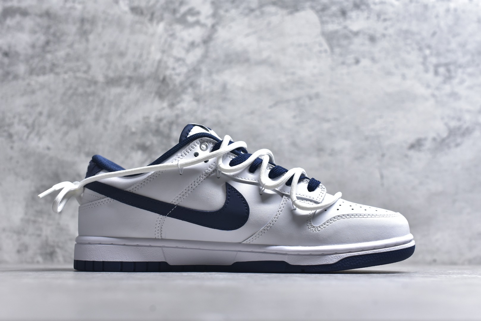 图片[3]-#NIKE DUNK SB LOW 骐麟 定制Dunk SB顾名思义，具有经典的Dunk血缘，又注入了更多的时尚元素。相较于普通的Dunk滑板鞋，改良版的Dunk SB加厚了鞋舌的填充，使舒适性大大提升，同时也更方便穿脱；中底部分则加入了脚感柔软舒适Zoom Air气垫，有效吸收滑板等极限运动在落地时带来的冲击力，为街头运动者们提供更好的保护 货号：WB0620 118 尺码：40 40.5 41 42 42.5 43 44 45 46-选品中心