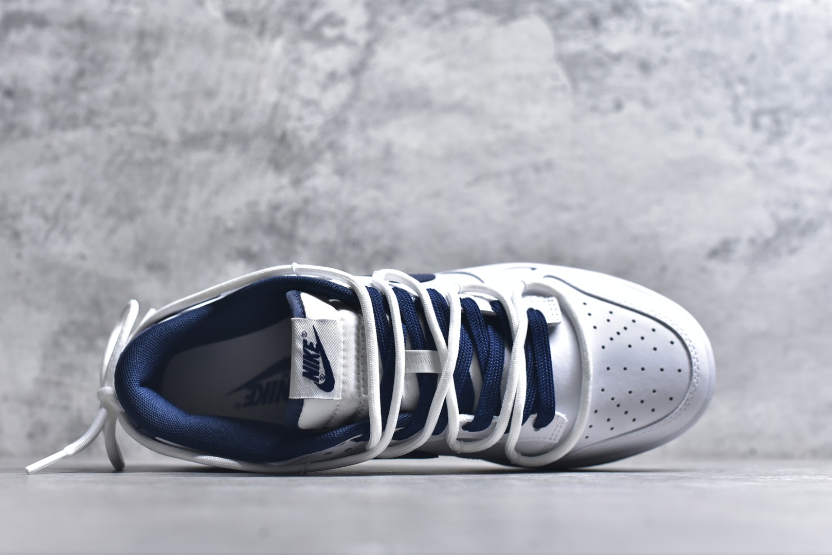 图片[4]-#NIKE DUNK SB LOW 骐麟 定制Dunk SB顾名思义，具有经典的Dunk血缘，又注入了更多的时尚元素。相较于普通的Dunk滑板鞋，改良版的Dunk SB加厚了鞋舌的填充，使舒适性大大提升，同时也更方便穿脱；中底部分则加入了脚感柔软舒适Zoom Air气垫，有效吸收滑板等极限运动在落地时带来的冲击力，为街头运动者们提供更好的保护 货号：WB0620 118 尺码：40 40.5 41 42 42.5 43 44 45 46-选品中心