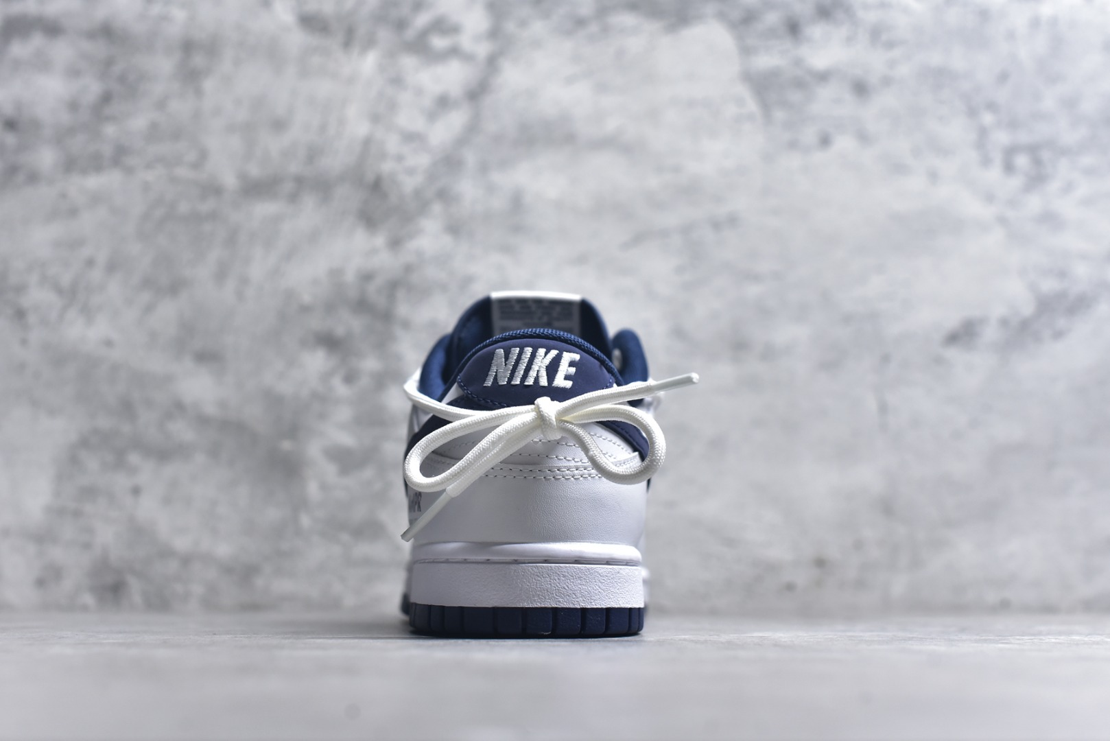 图片[5]-#NIKE DUNK SB LOW 骐麟 定制Dunk SB顾名思义，具有经典的Dunk血缘，又注入了更多的时尚元素。相较于普通的Dunk滑板鞋，改良版的Dunk SB加厚了鞋舌的填充，使舒适性大大提升，同时也更方便穿脱；中底部分则加入了脚感柔软舒适Zoom Air气垫，有效吸收滑板等极限运动在落地时带来的冲击力，为街头运动者们提供更好的保护 货号：WB0620 118 尺码：40 40.5 41 42 42.5 43 44 45 46-选品中心